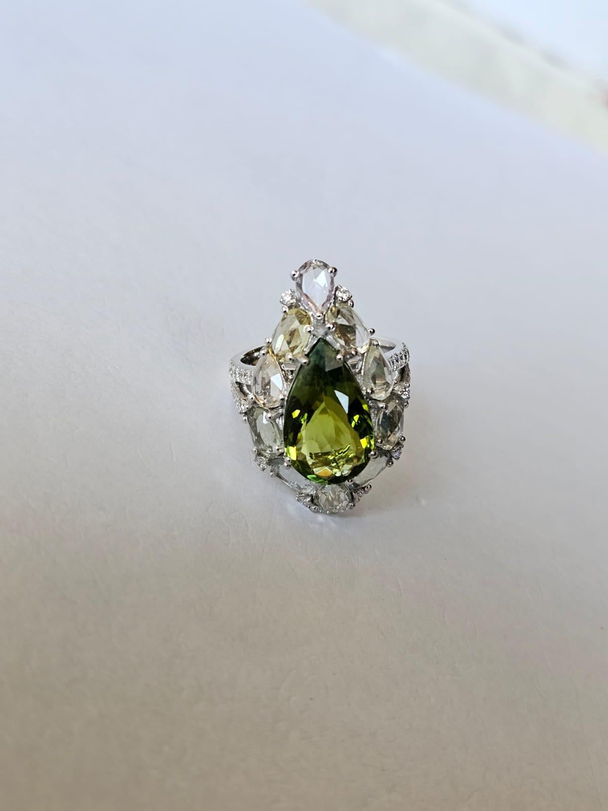 Anello da cocktail con tormalina, zaffiro bianco e diamanti, 4,81 carati, incastonato in oro 18 carati In condizioni Nuovo in vendita a Hong Kong, HK