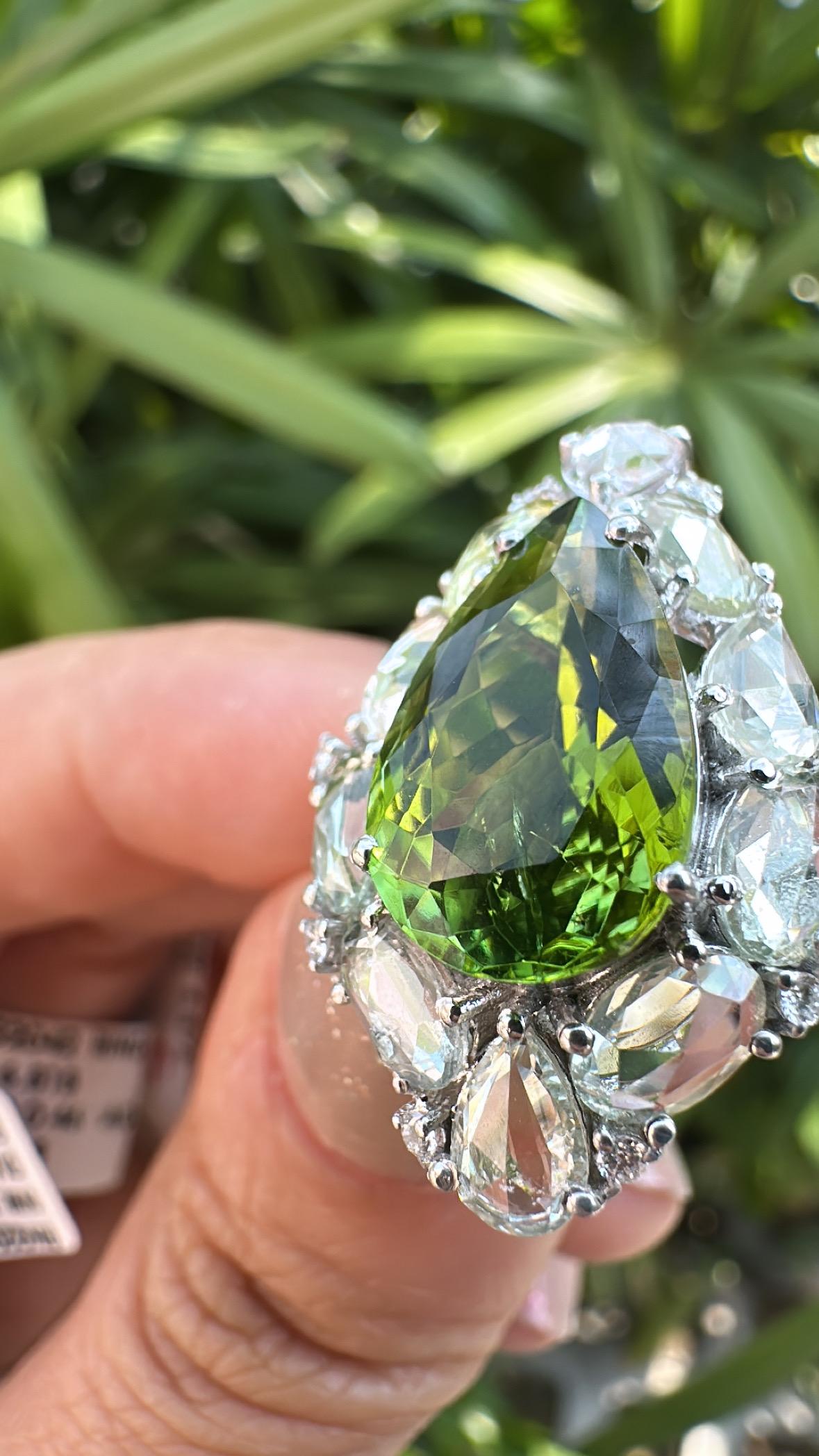 Anello da cocktail con tormalina, zaffiro bianco e diamanti, 4,81 carati, incastonato in oro 18 carati in vendita 1