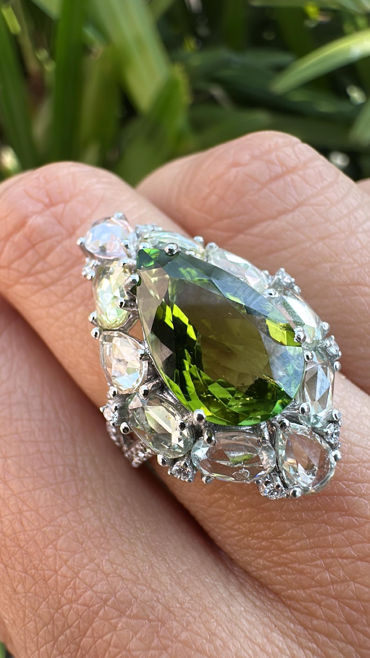 Anello da cocktail con tormalina, zaffiro bianco e diamanti, 4,81 carati, incastonato in oro 18 carati in vendita 2