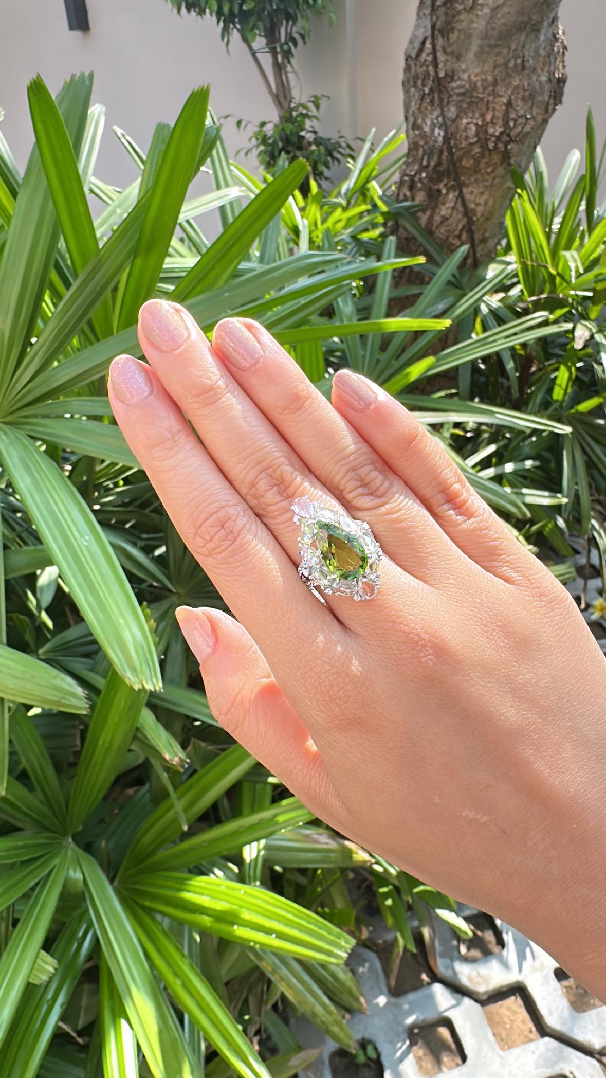 Anello da cocktail con tormalina, zaffiro bianco e diamanti, 4,81 carati, incastonato in oro 18 carati in vendita 3