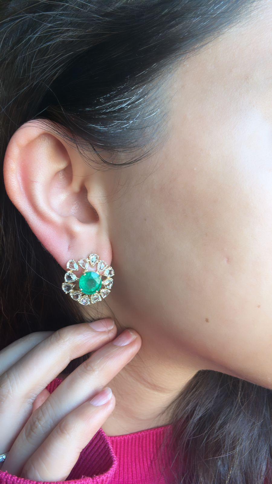 Set in 18K Gold, 4.86 carats, Zambian Emerald & Rose Cut Diamonds Stud Earrings In New Condition For Sale In Hong Kong, HK