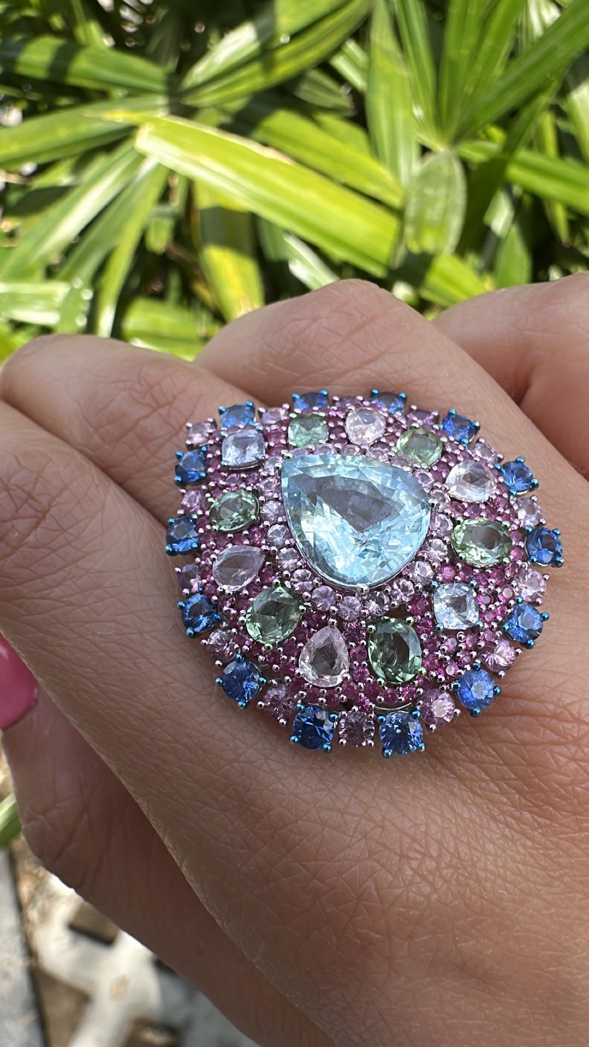Set in 18K Gold, 4.89 carat Aquamarine, Multi Sapphires & Diamonds Cocktail Ring For Sale 3