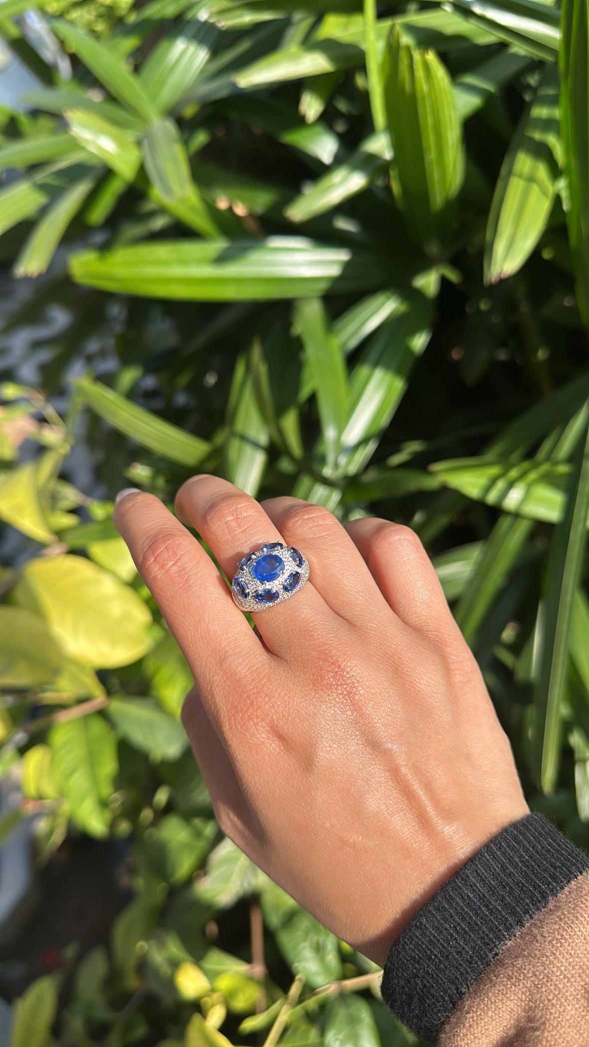 Set in 18K Gold, 5.03 carats Ceylon Blue Sapphires & Diamonds Engagement Ring In New Condition In Hong Kong, HK