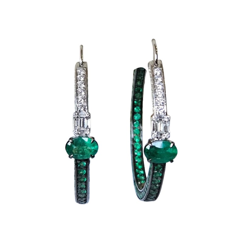 Set in 18K Gold, 5.40 carats, natural Zambian Emeralds 
Diamonds Hoop Earrings en vente
