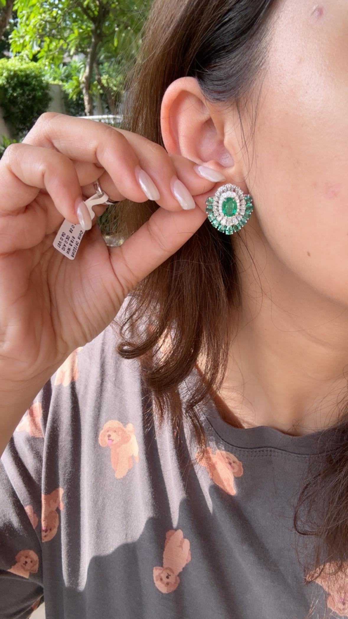 Boucles d'oreilles en or 18 carats, 5,49 carats, émeraude naturelle de Zambie et diamants en vente 4