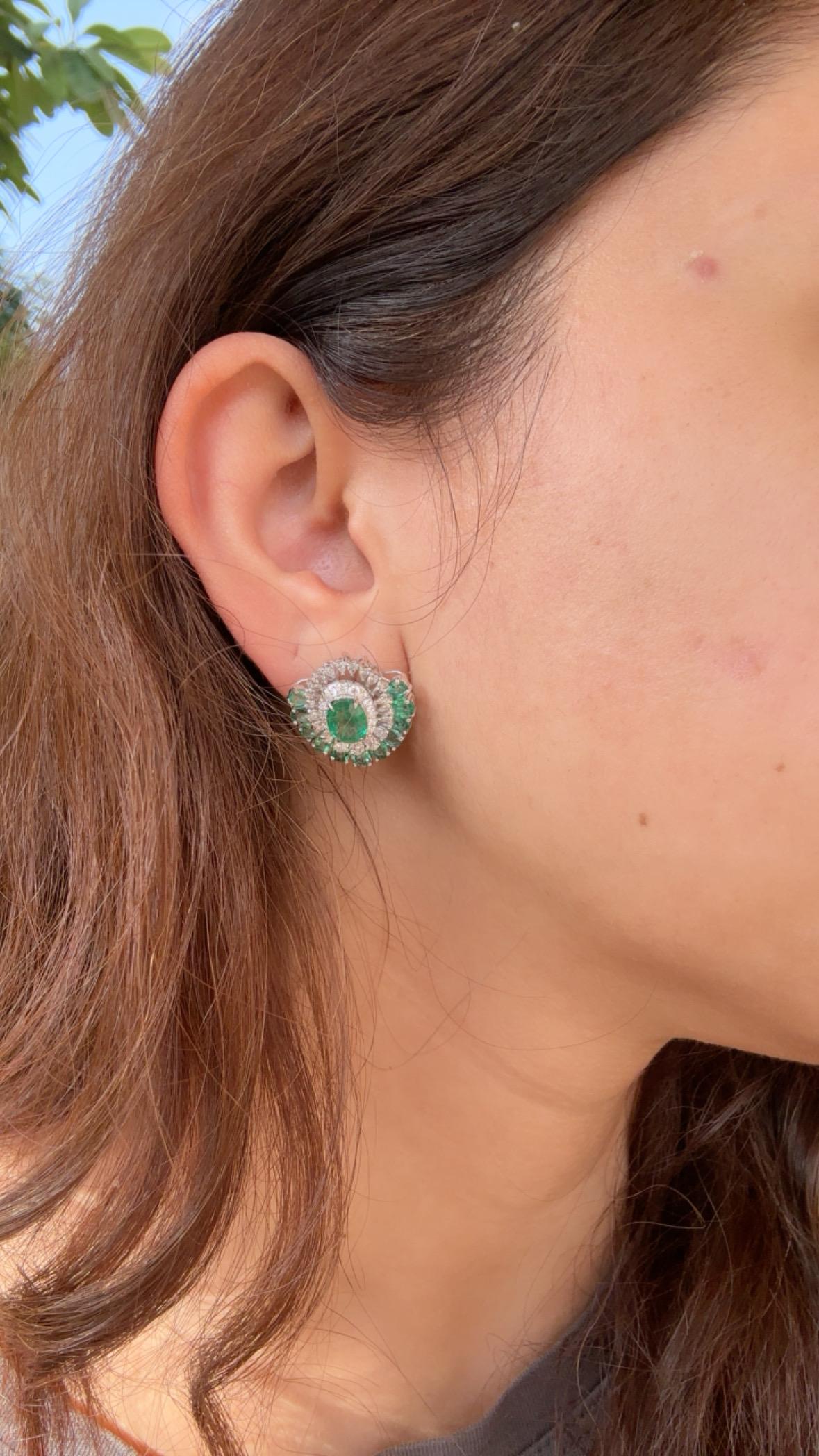 Boucles d'oreilles en or 18 carats, 5,49 carats, émeraude naturelle de Zambie et diamants en vente 5
