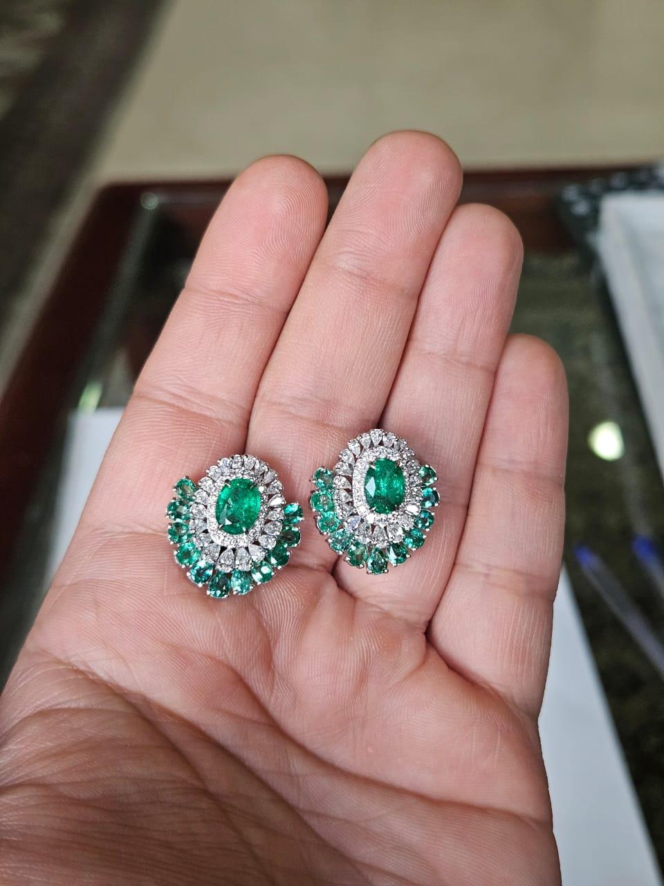  Superbe et magnifique, style moderne, boucles d'oreilles émeraude serties en or blanc 18 carats et diamants naturels. Le poids combiné des émeraudes est de 5.49 carats. Le poids total des diamants est de 1,66 carats. Le poids net de l'or 18 carats