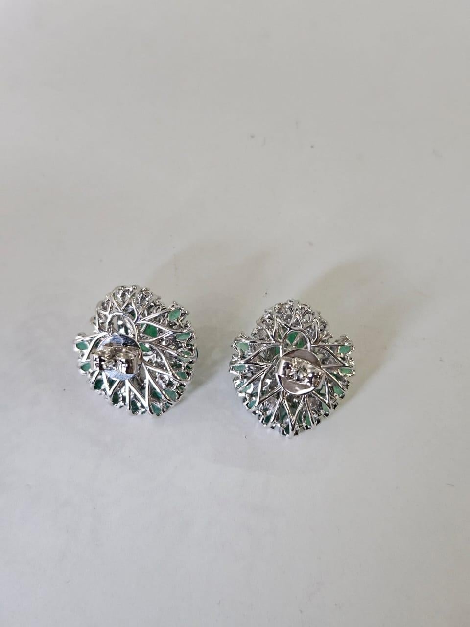 Moderne Boucles d'oreilles en or 18 carats, 5,49 carats, émeraude naturelle de Zambie et diamants en vente