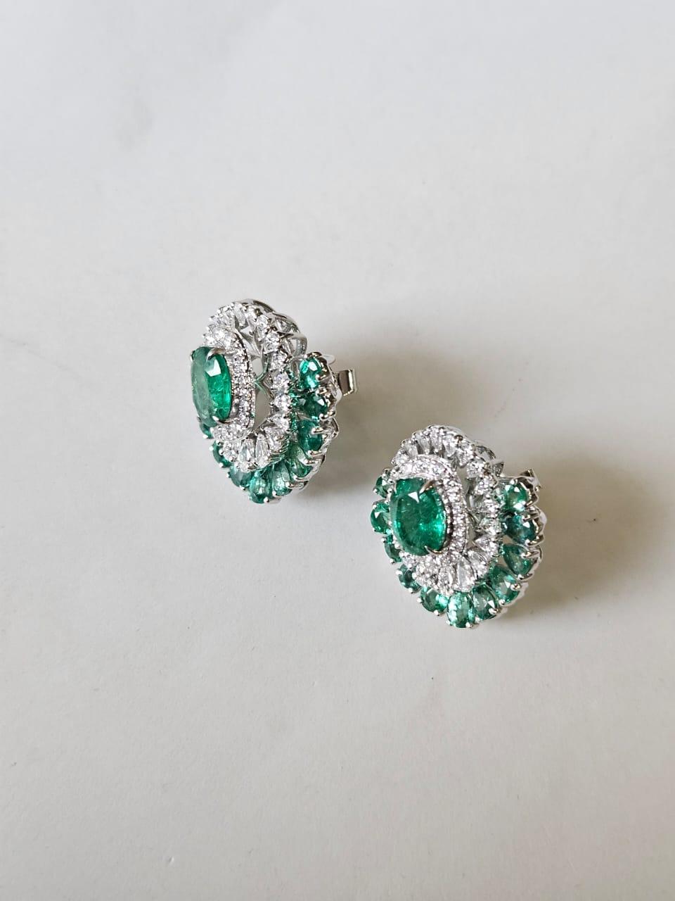 Taille ovale Boucles d'oreilles en or 18 carats, 5,49 carats, émeraude naturelle de Zambie et diamants en vente