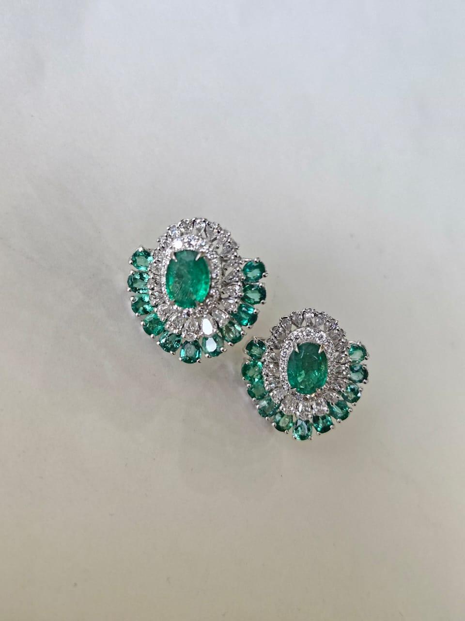 Boucles d'oreilles en or 18 carats, 5,49 carats, émeraude naturelle de Zambie et diamants Neuf - En vente à Hong Kong, HK