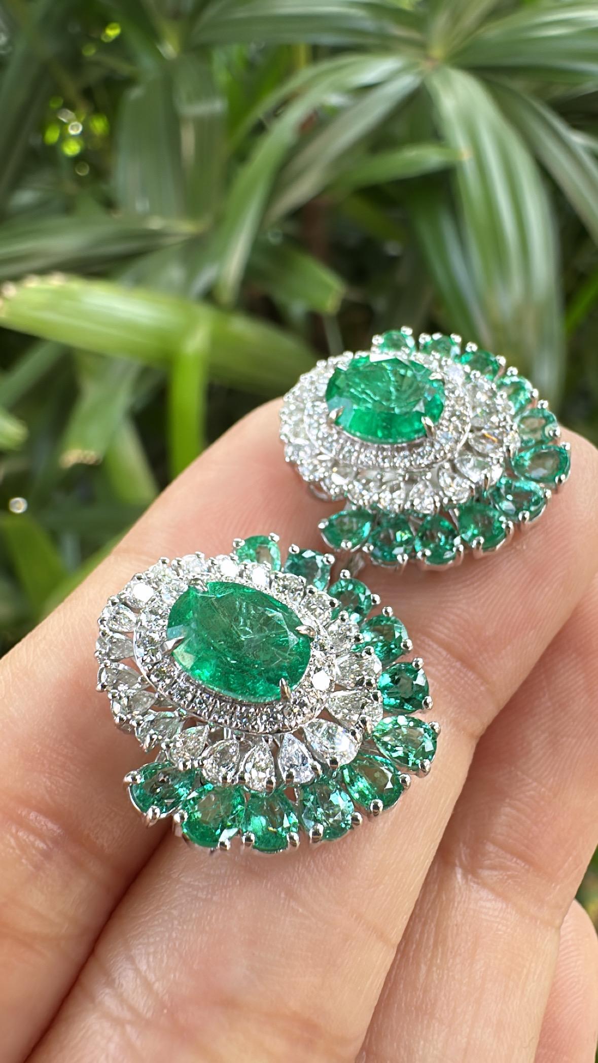 Boucles d'oreilles en or 18 carats, 5,49 carats, émeraude naturelle de Zambie et diamants Unisexe en vente