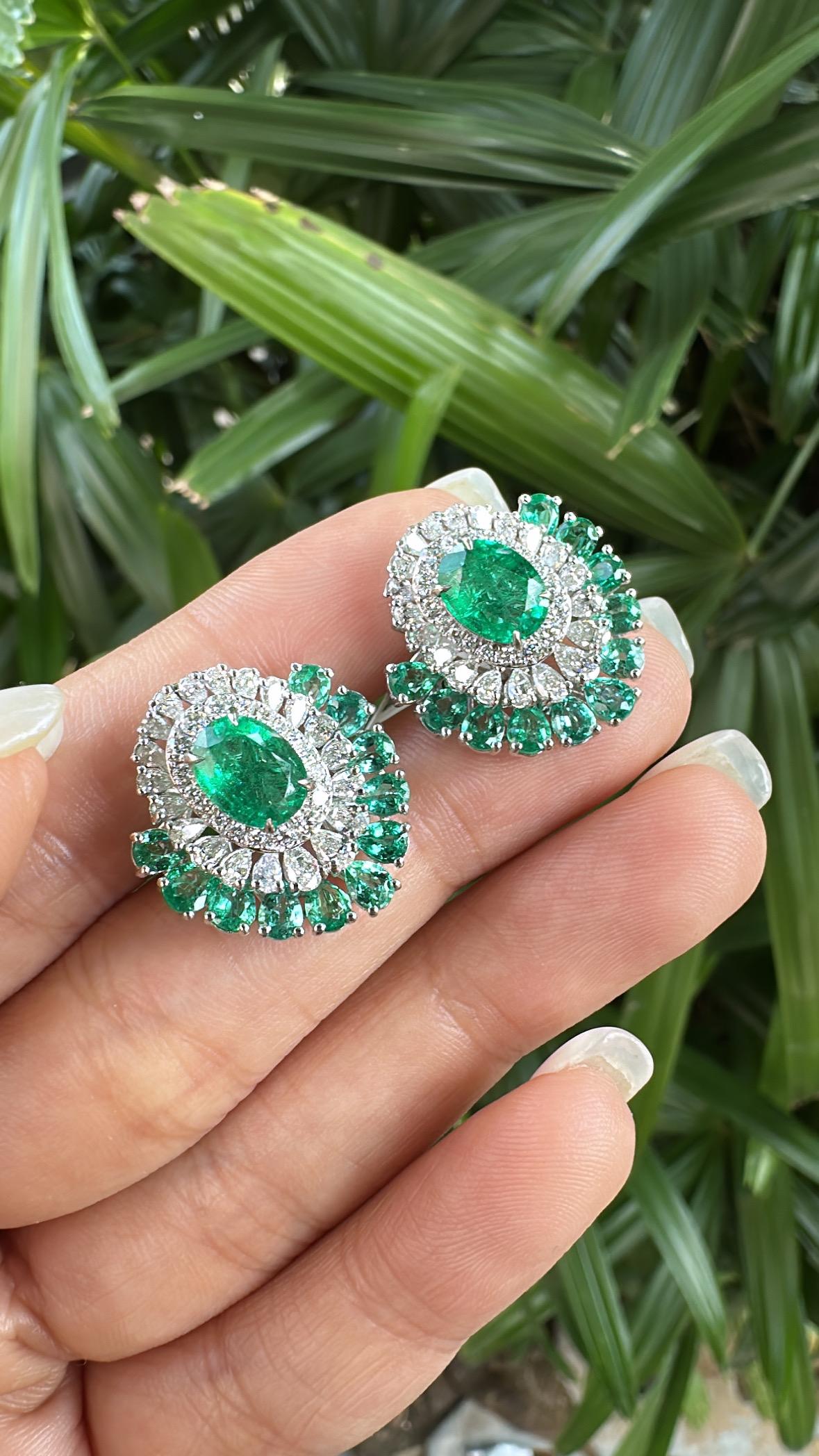Boucles d'oreilles en or 18 carats, 5,49 carats, émeraude naturelle de Zambie et diamants en vente 2