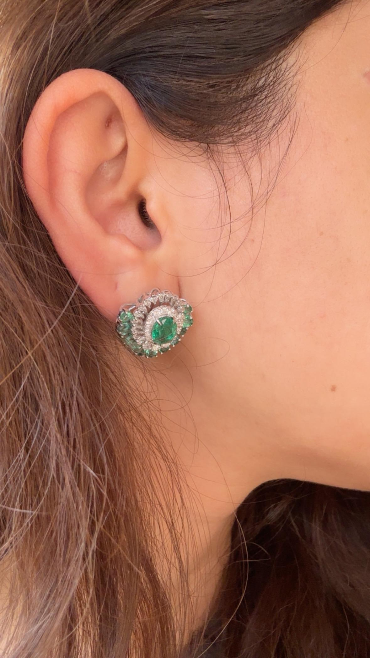 Boucles d'oreilles en or 18 carats, 5,49 carats, émeraude naturelle de Zambie et diamants en vente 3