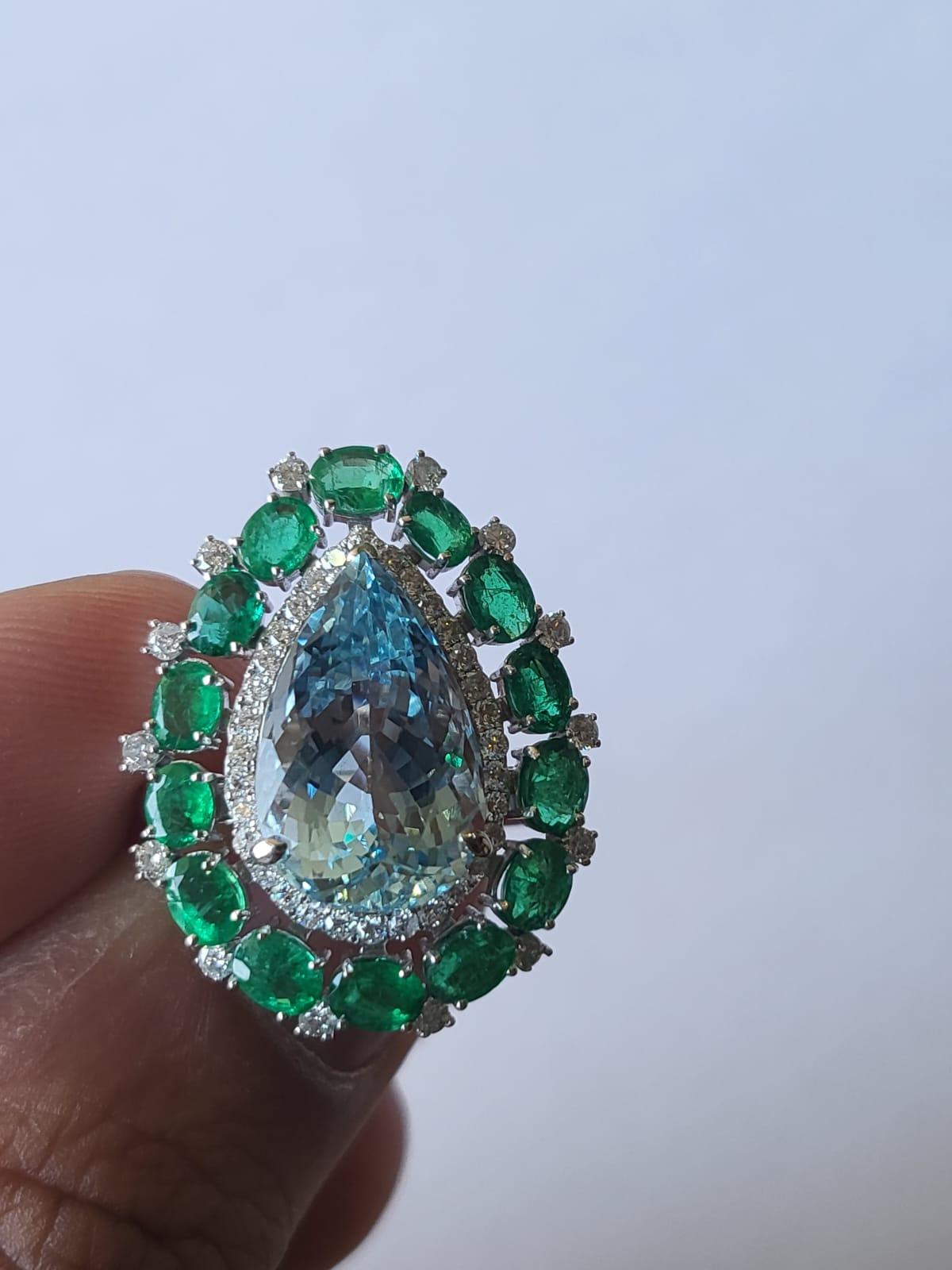 Modern Set in 18k Gold 5.51 Carats Aquamarine, Zambian Emerald & Diamonds Cocktail Ring