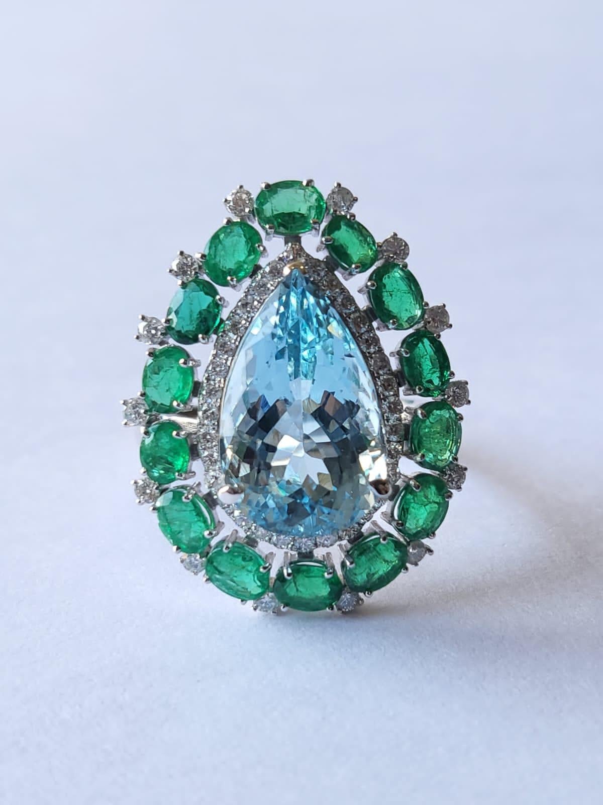 Set in 18k Gold 5.51 Carats Aquamarine, Zambian Emerald & Diamonds Cocktail Ring In New Condition In Hong Kong, HK