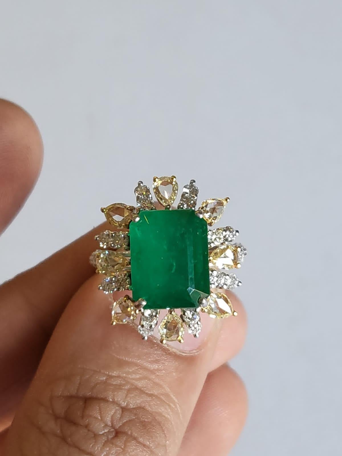 Modern Set in 18K Gold, 5.52 Carats Zambian Emerald & Rose Cut Diamonds Engagement Ring