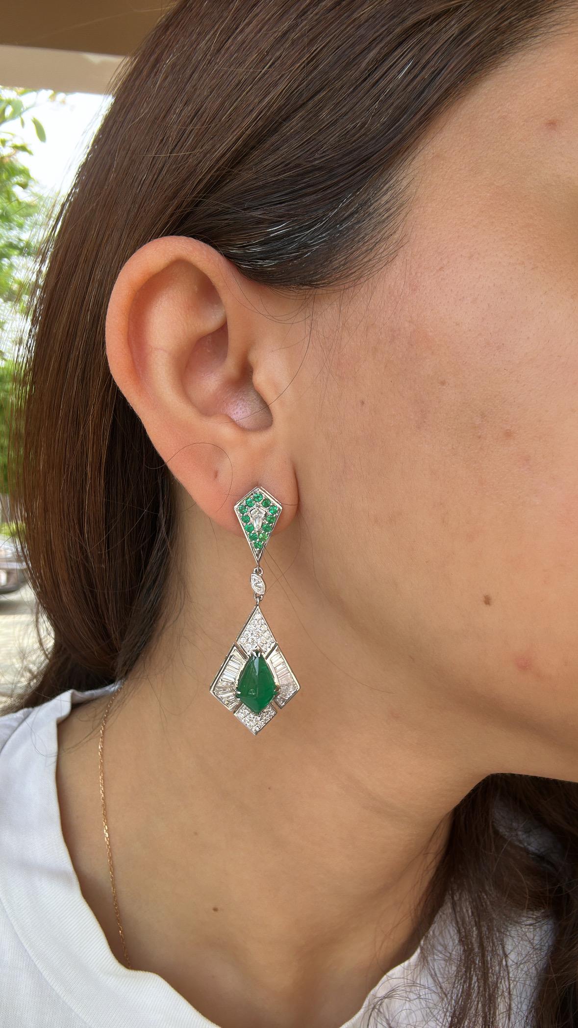 Orecchini pendenti con smeraldo naturale dello Zambia e diamanti, in oro 18 carati, 5,71 carati in vendita 4