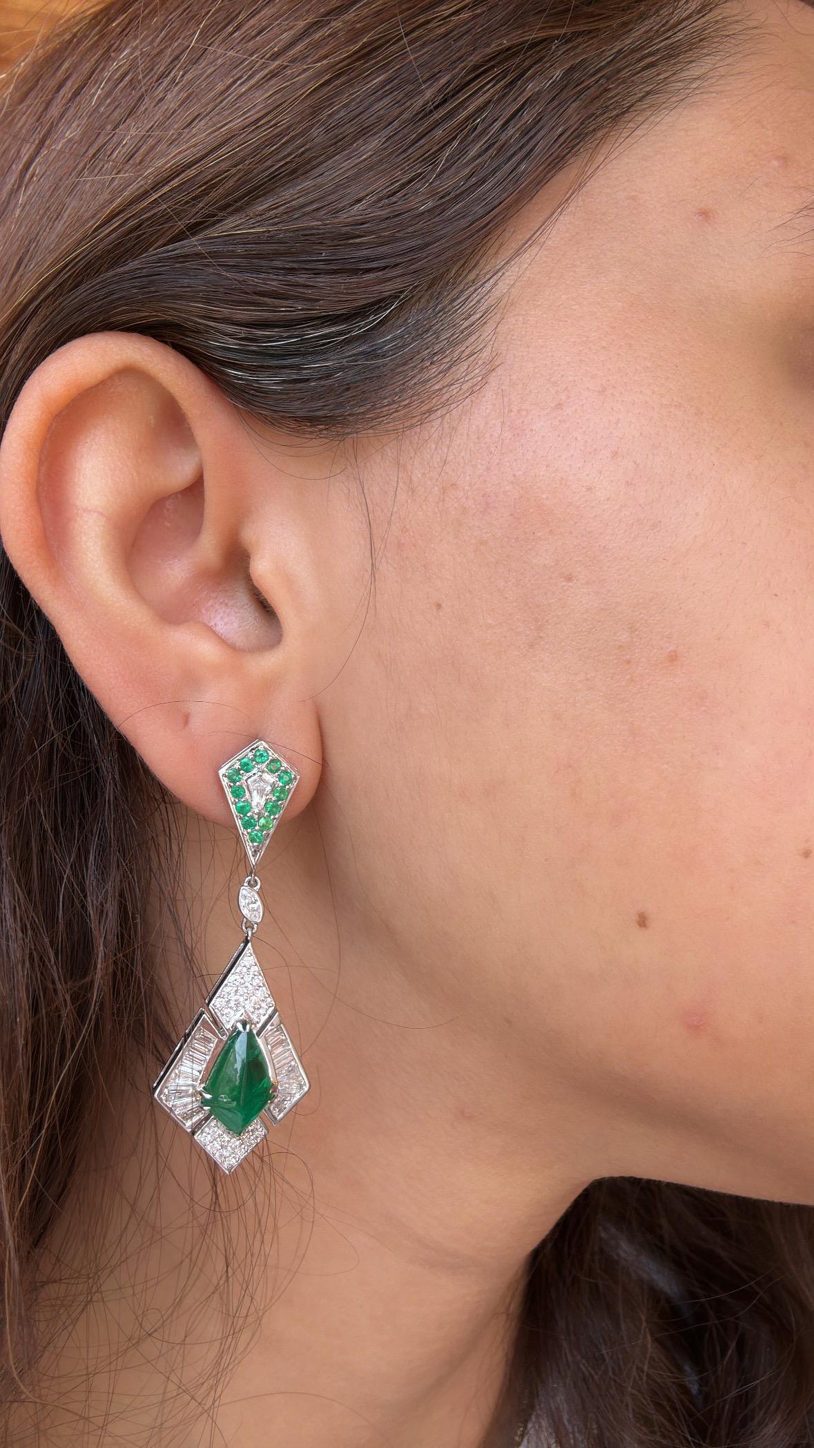 Orecchini pendenti con smeraldo naturale dello Zambia e diamanti, in oro 18 carati, 5,71 carati in vendita 5
