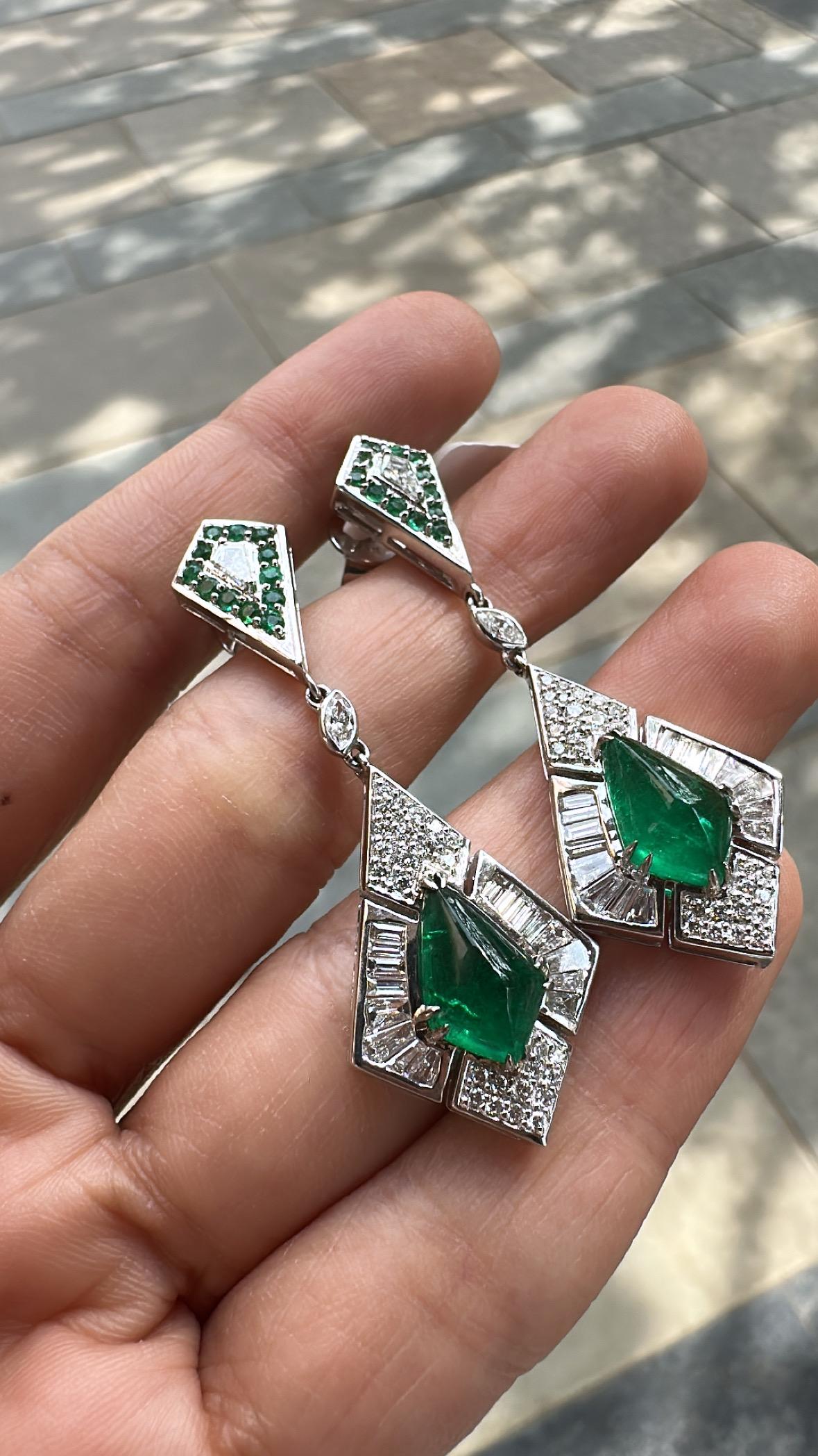 Orecchini pendenti con smeraldo naturale dello Zambia e diamanti, in oro 18 carati, 5,71 carati in vendita 6