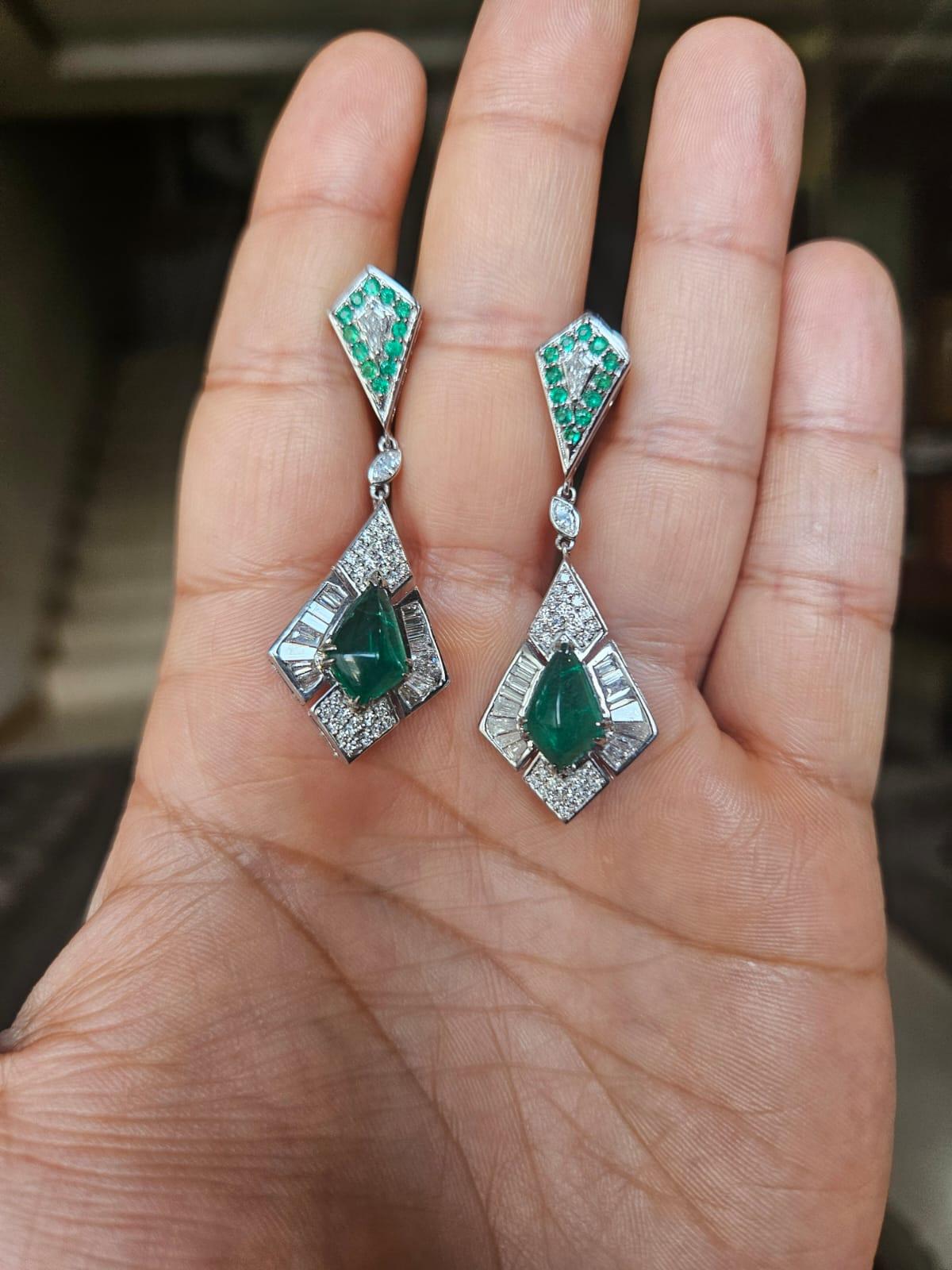 Splendidi e bellissimi orecchini a forma di smeraldo in stile Art Deco con oro bianco 18 carati e diamanti naturali. Il peso dello smeraldo cabochon è di 4.99 carati. Il peso degli altri smeraldi è di 0,72 carati. Gli smeraldi sono completamente