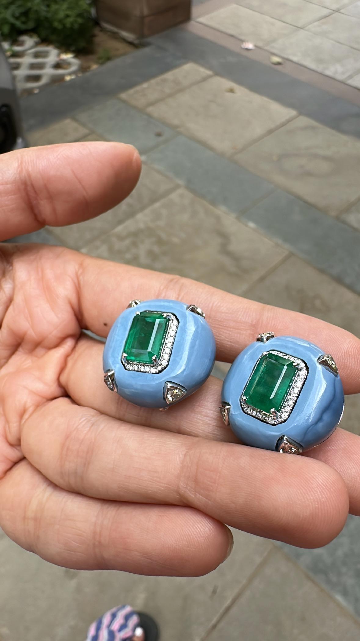 Clous d'oreilles en or 18 carats, émeraude de Zambie, opale bleue et diamants de 5,89 carats en vente 5