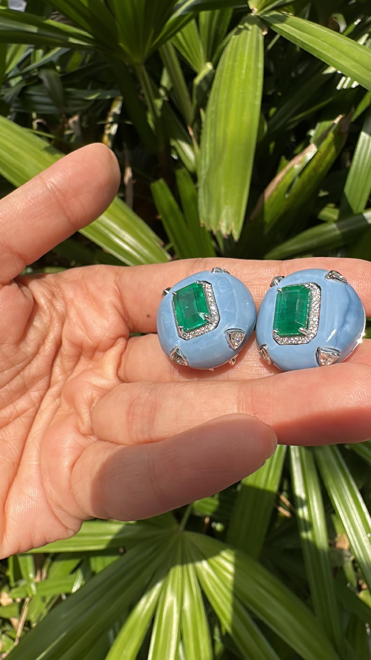 Clous d'oreilles en or 18 carats, émeraude de Zambie, opale bleue et diamants de 5,89 carats en vente 9
