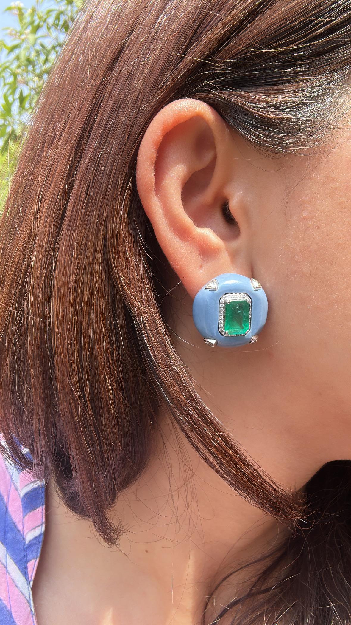 Clous d'oreilles en or 18 carats, émeraude de Zambie, opale bleue et diamants de 5,89 carats en vente 11