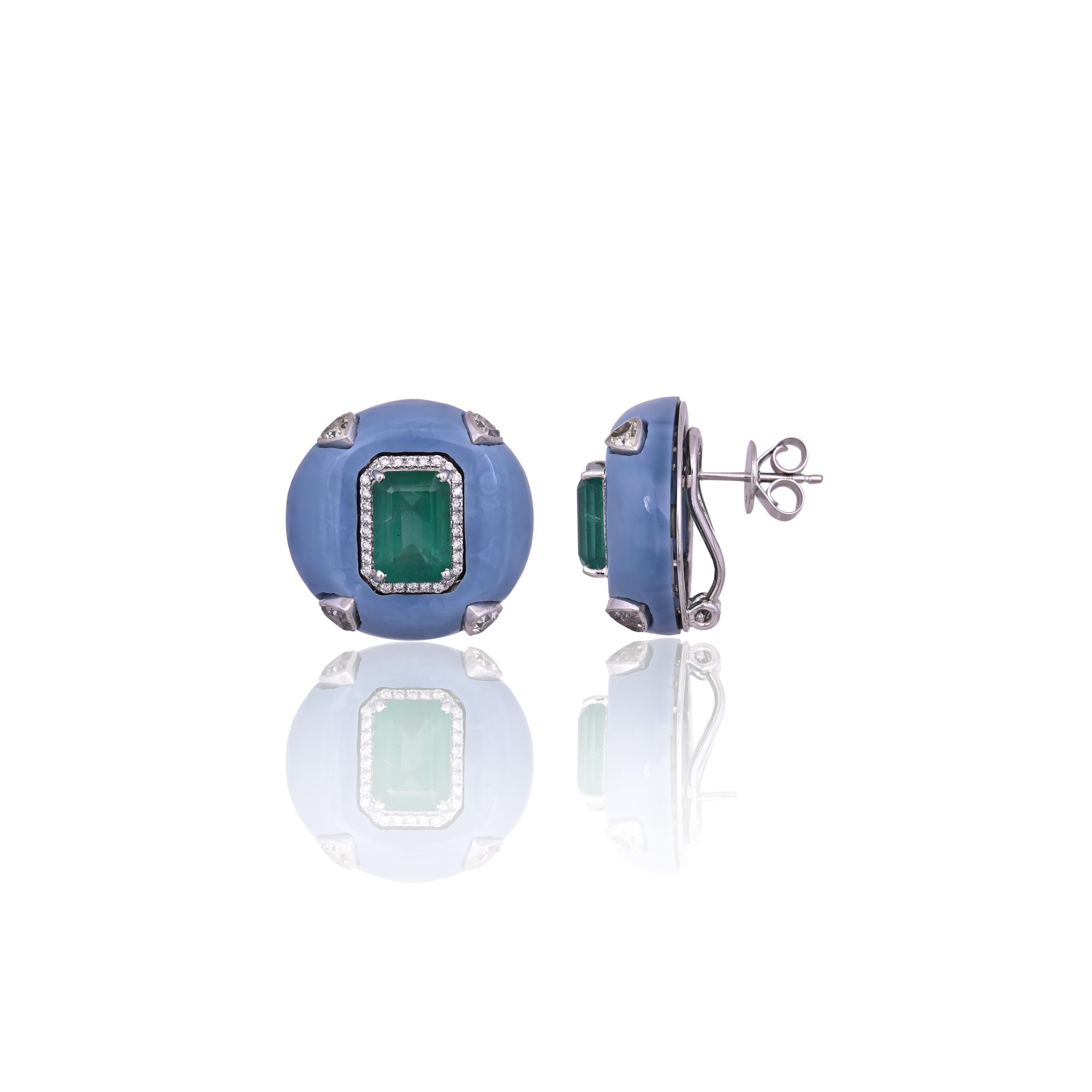 Magnifiques boucles d'oreilles de style moderne en or blanc 18K serties d'émeraudes et d'opales bleues et de diamants naturels. Le poids des émeraudes est de 5,89 carats. Les émeraudes sont entièrement naturelles, sans aucun traitement, et sont