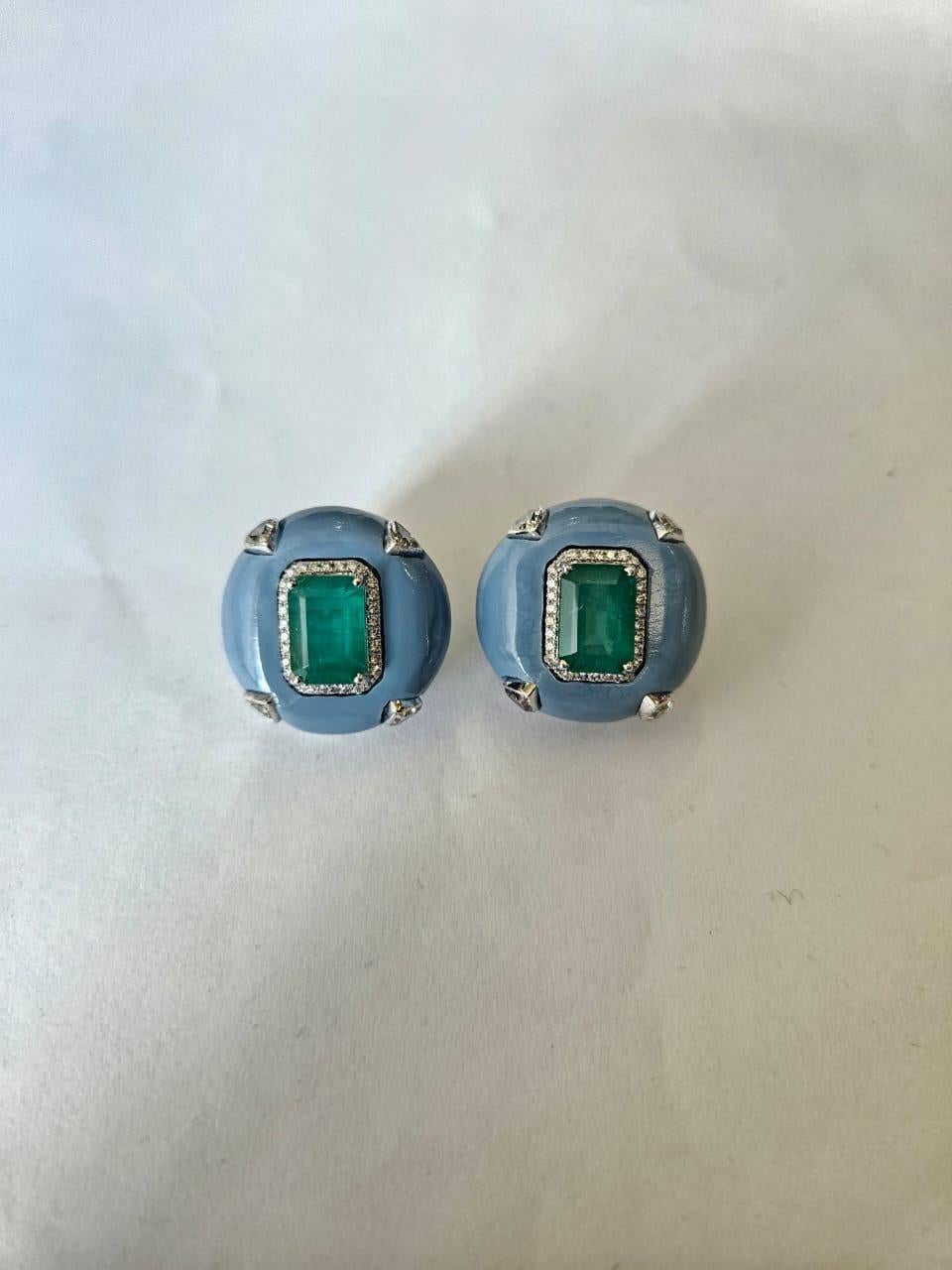 Clous d'oreilles en or 18 carats, émeraude de Zambie, opale bleue et diamants de 5,89 carats Neuf - En vente à Hong Kong, HK