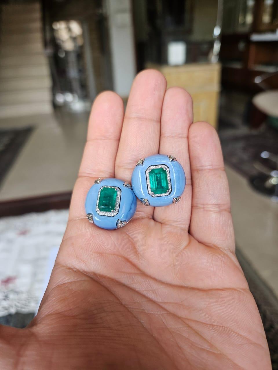 Clous d'oreilles en or 18 carats, émeraude de Zambie, opale bleue et diamants de 5,89 carats Unisexe en vente
