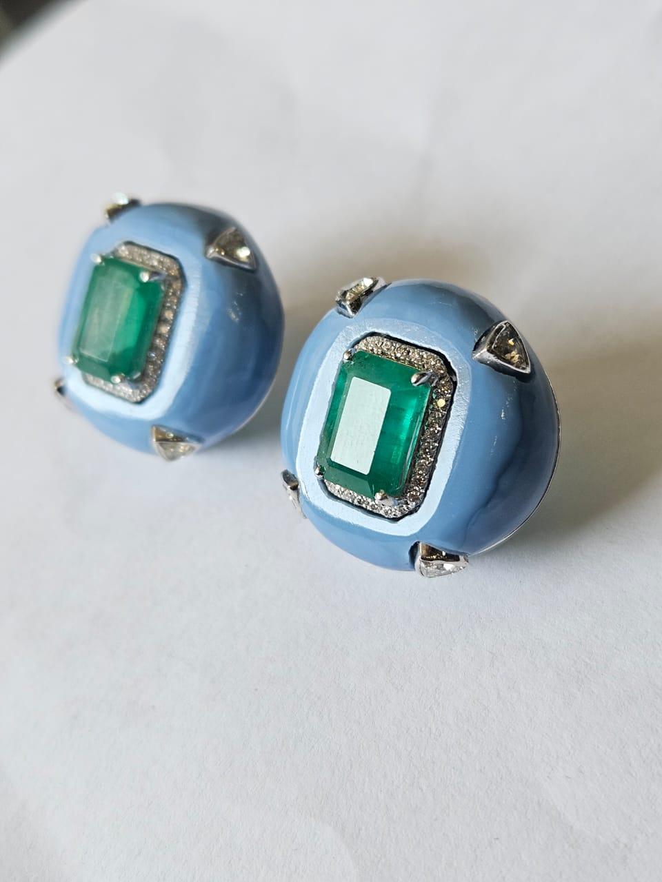 Clous d'oreilles en or 18 carats, émeraude de Zambie, opale bleue et diamants de 5,89 carats en vente 1