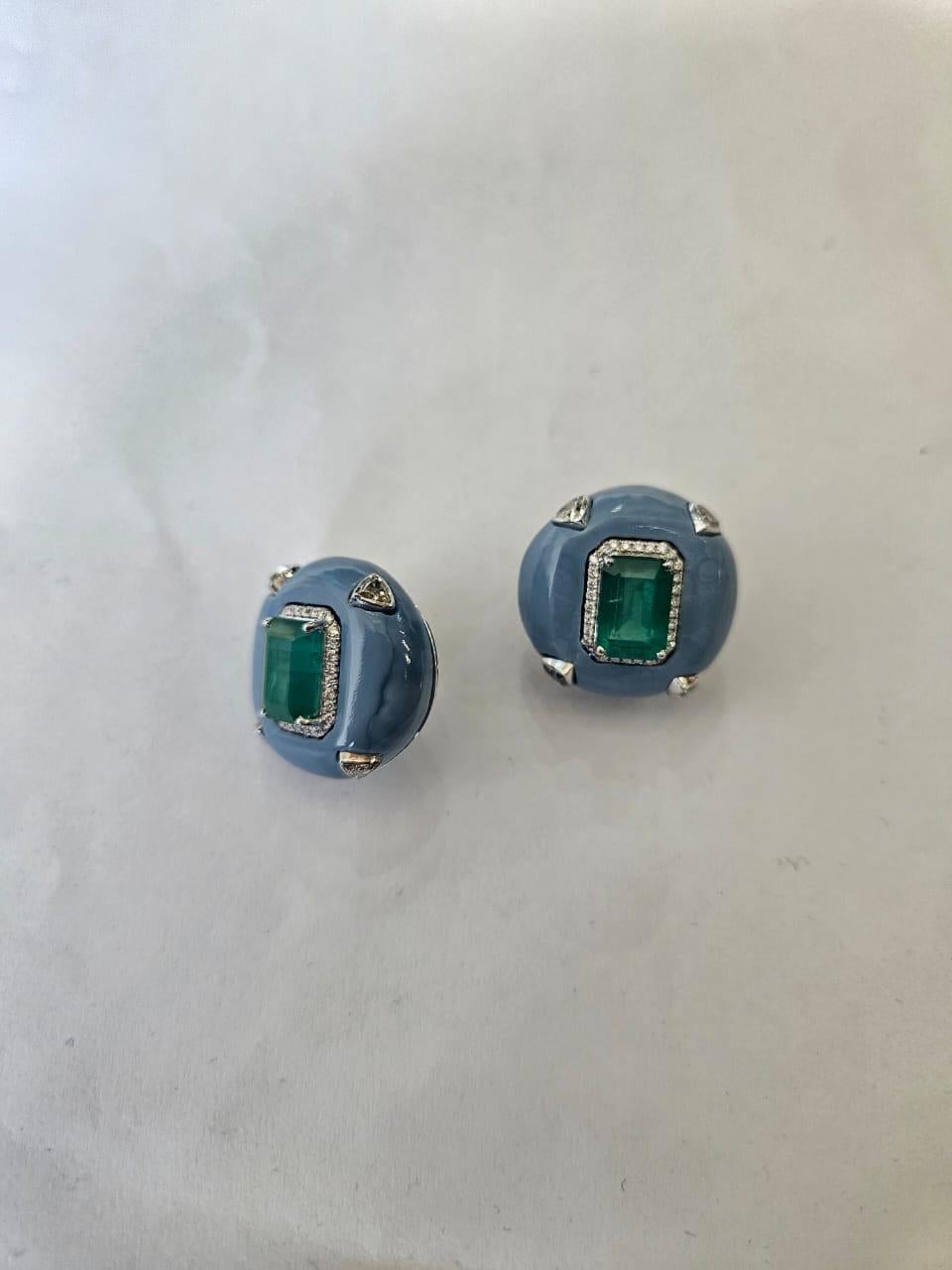 Clous d'oreilles en or 18 carats, émeraude de Zambie, opale bleue et diamants de 5,89 carats en vente 2