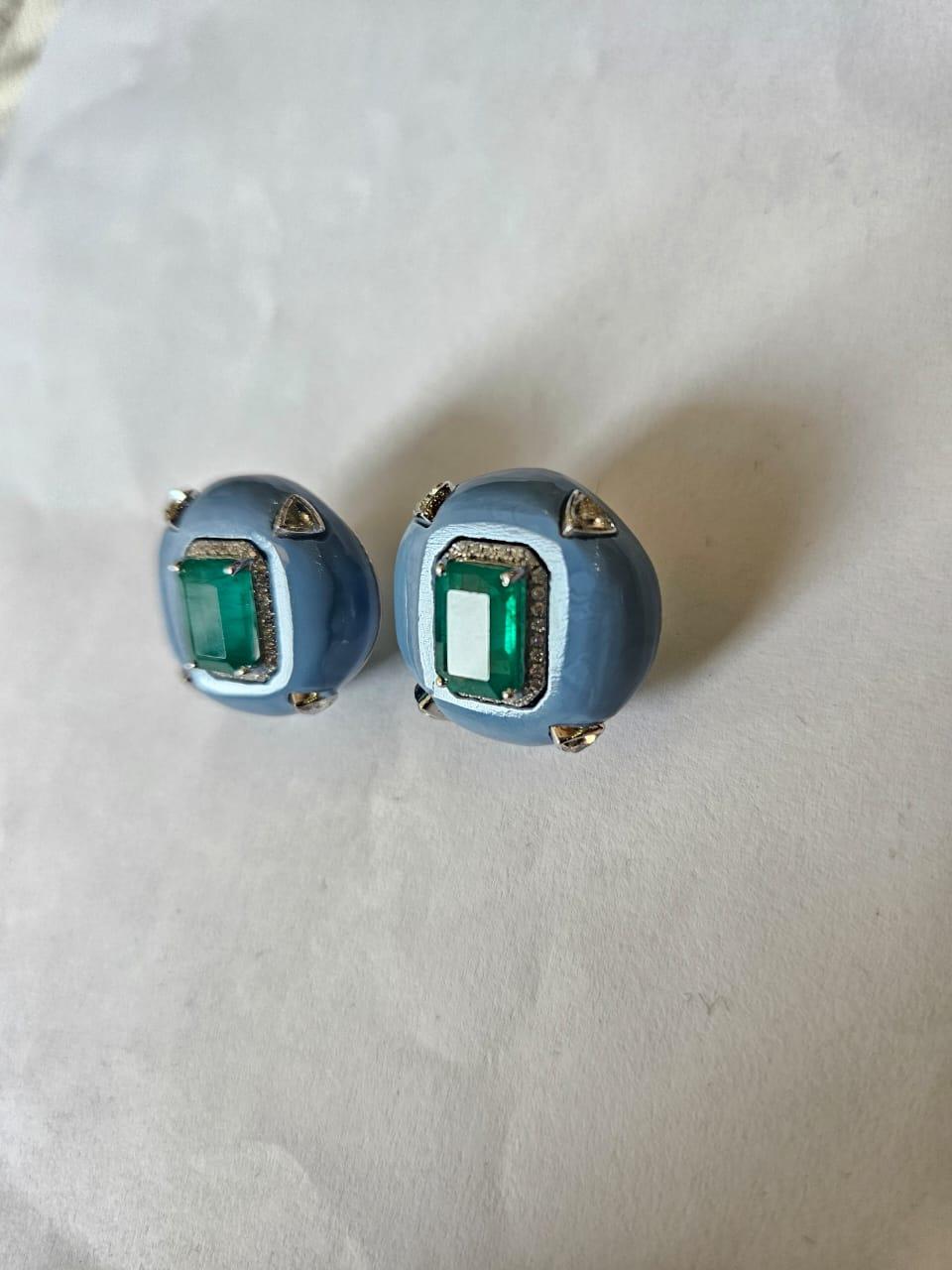 Clous d'oreilles en or 18 carats, émeraude de Zambie, opale bleue et diamants de 5,89 carats en vente 3