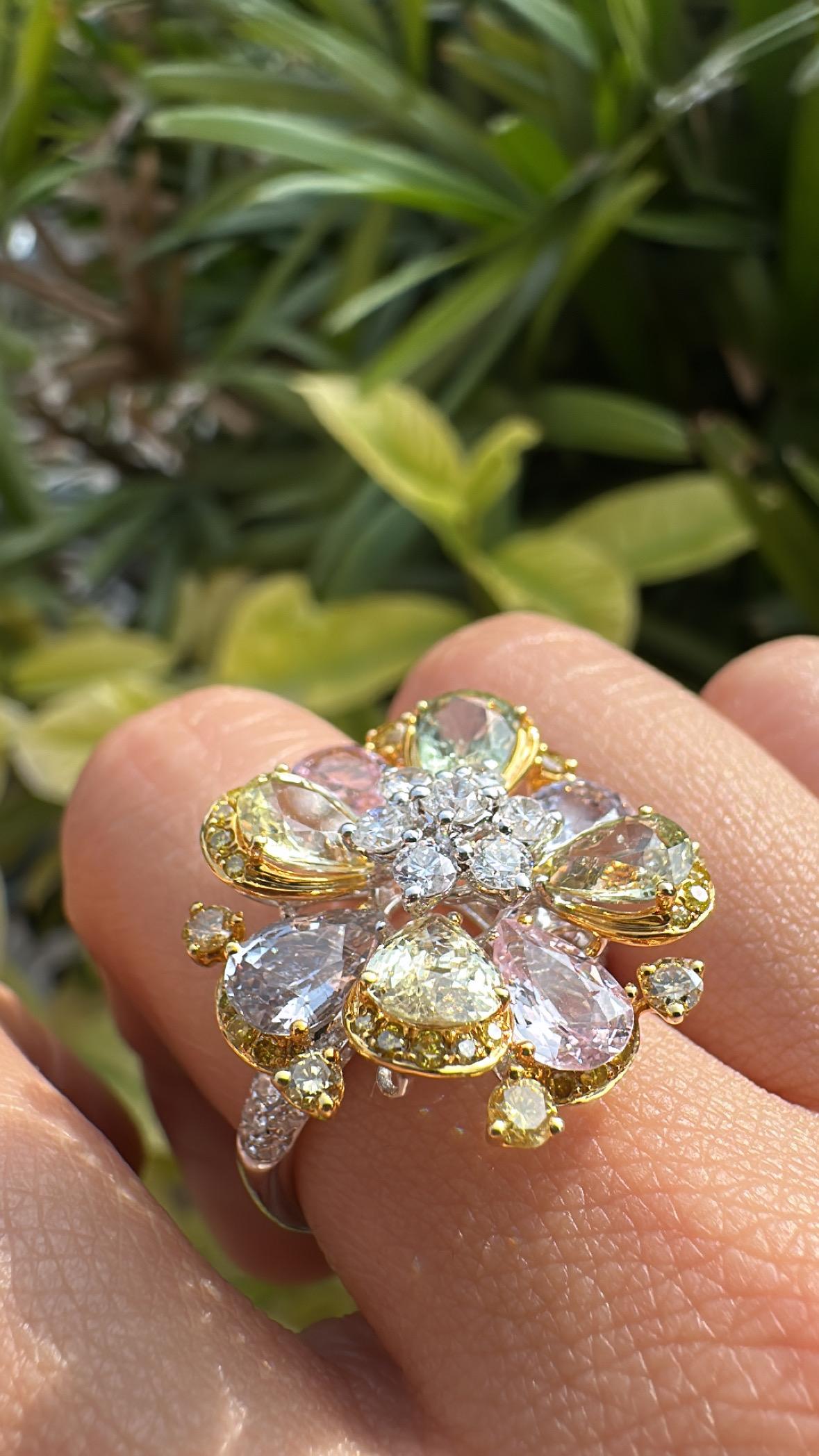 Bague de fiançailles en or 18 carats, 6.00 carats, Ceylon Multi Sapphires & Diamonds en vente 4