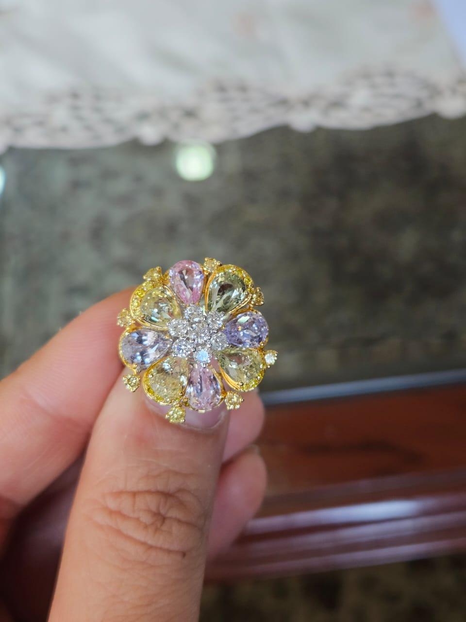 Très belle bague de fiançailles cocktail en or blanc/jaune 18 carats et diamants naturels, de style moderne, sertie de plusieurs saphirs. Le poids des saphirs multiples est de 6.00 carats. Les saphirs multiples sont originaires de Ceylan (Sri