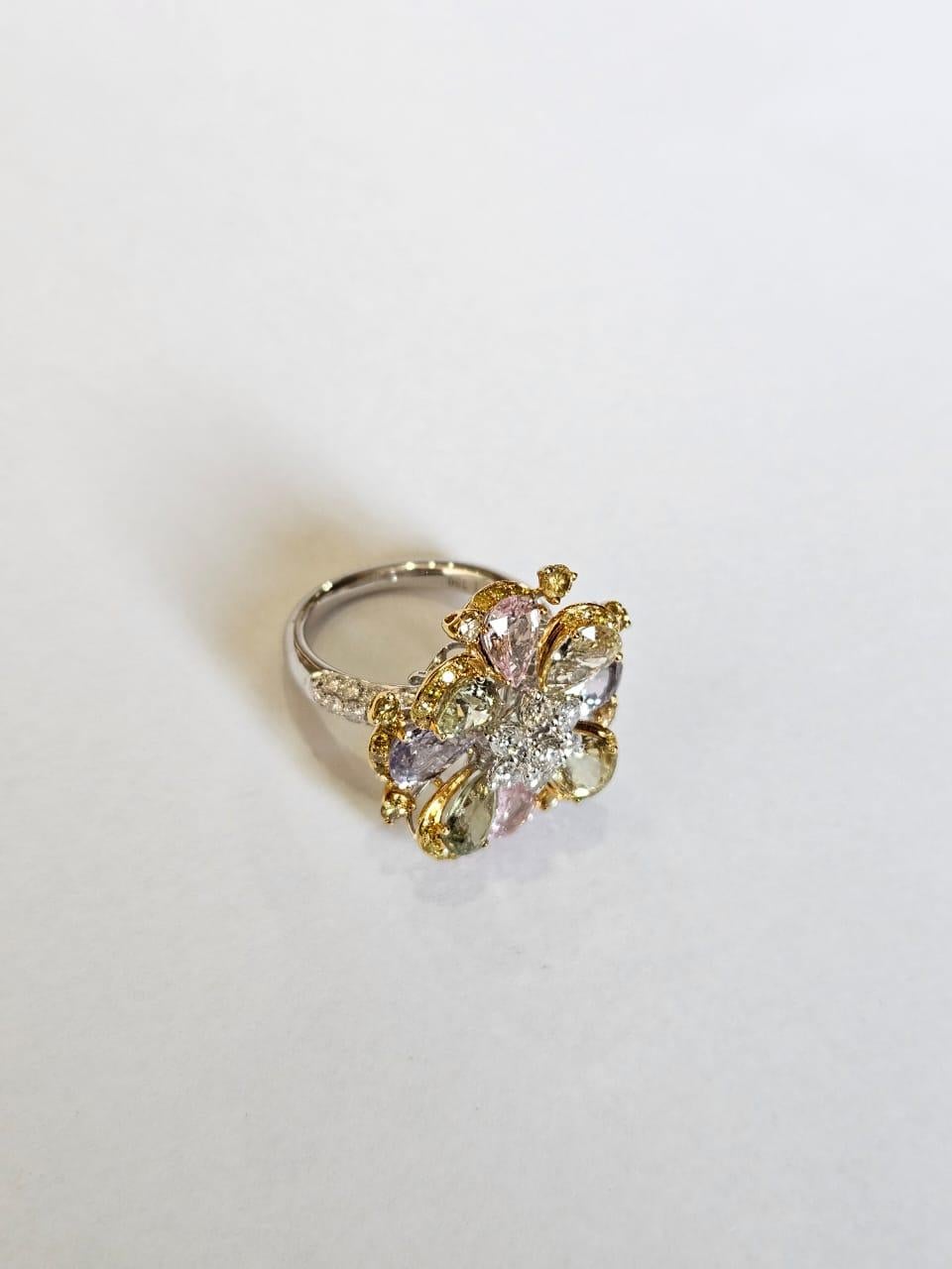 Taille poire Bague de fiançailles en or 18 carats, 6.00 carats, Ceylon Multi Sapphires & Diamonds en vente