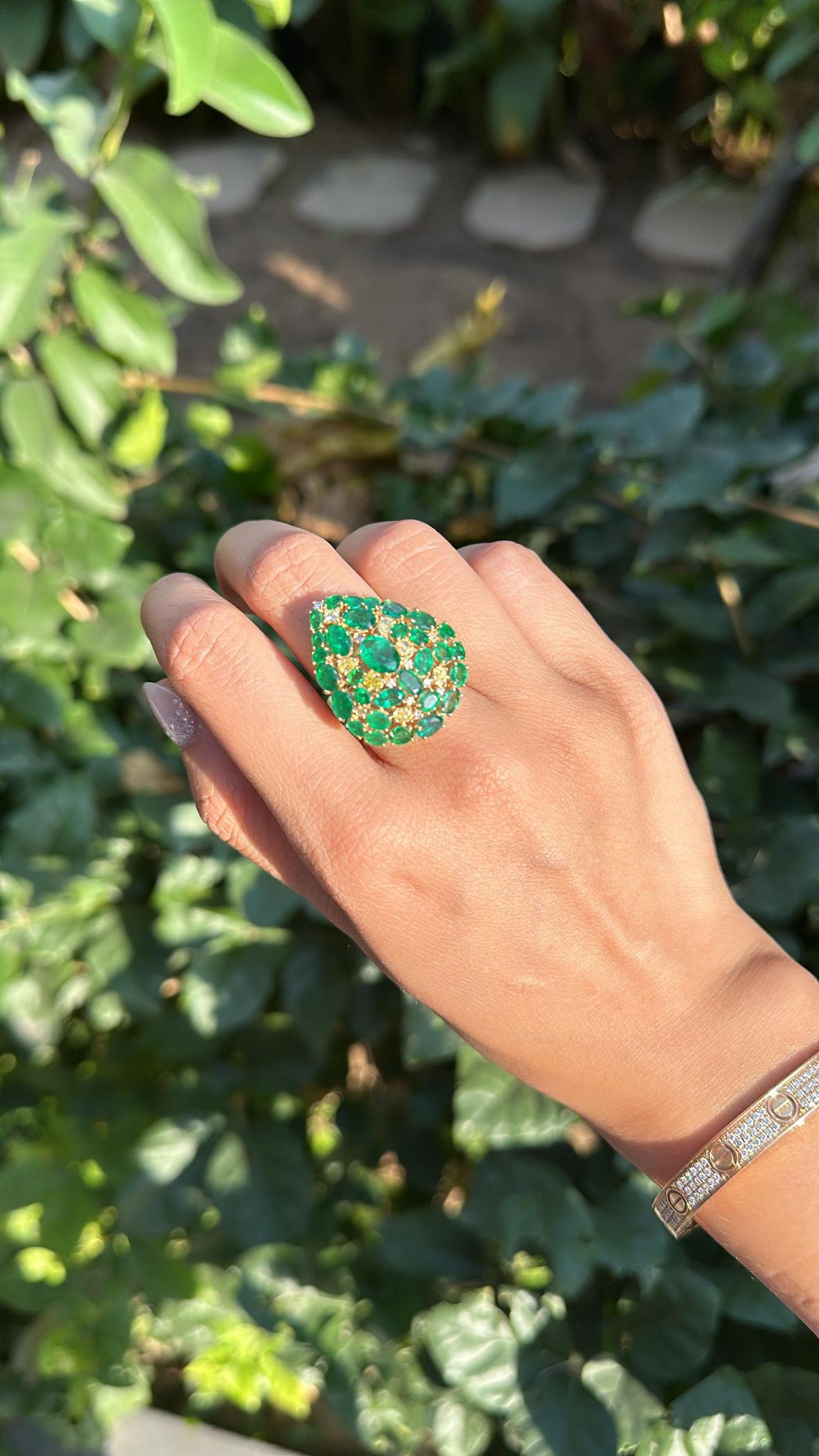 Cocktailring aus 18 Karat Gold, 6,11 Karat, sambischem Smaragd und gelben Diamanten im Angebot 4