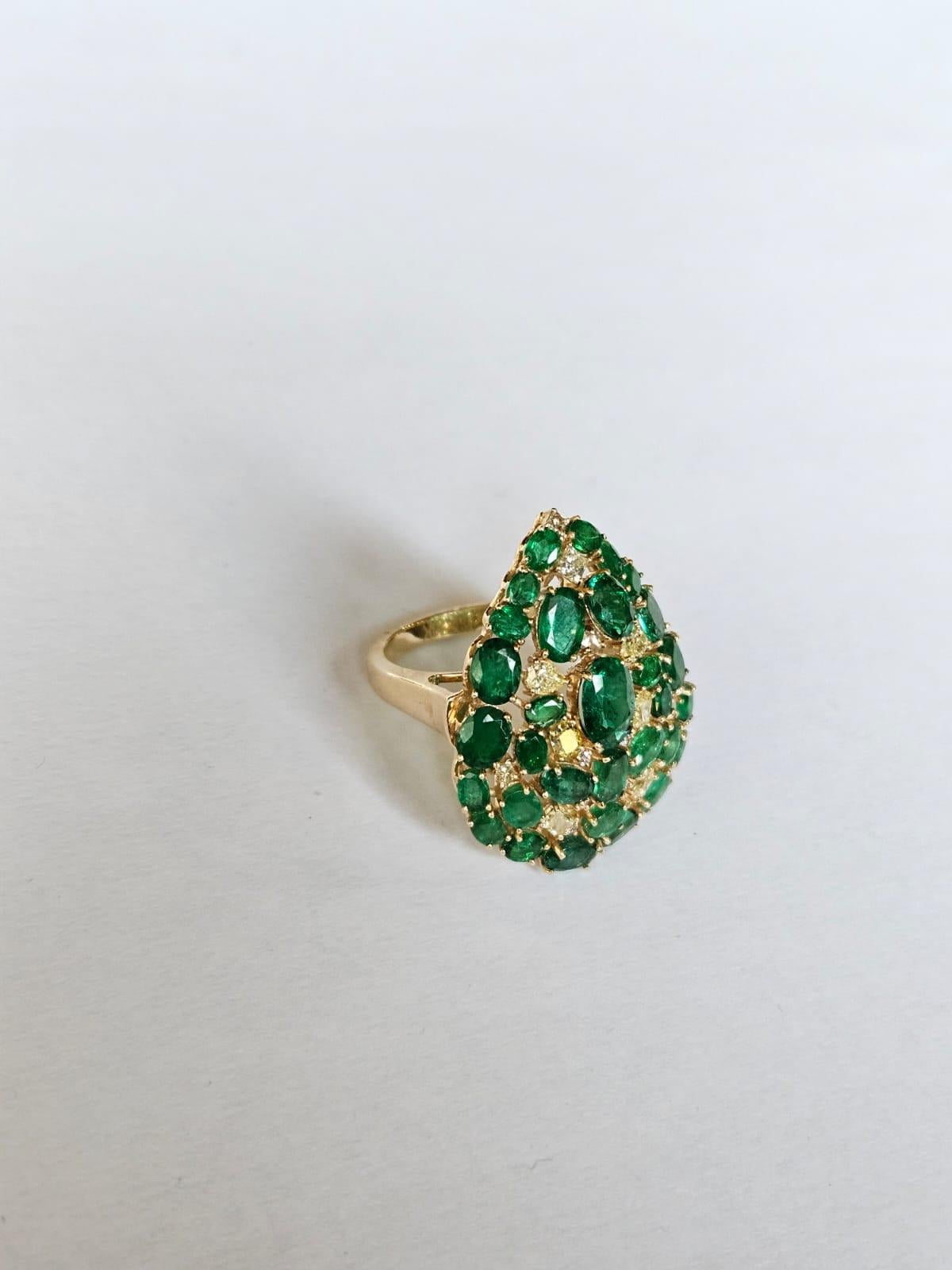 Cocktailring aus 18 Karat Gold, 6,11 Karat, sambischem Smaragd und gelben Diamanten (Ovalschliff) im Angebot