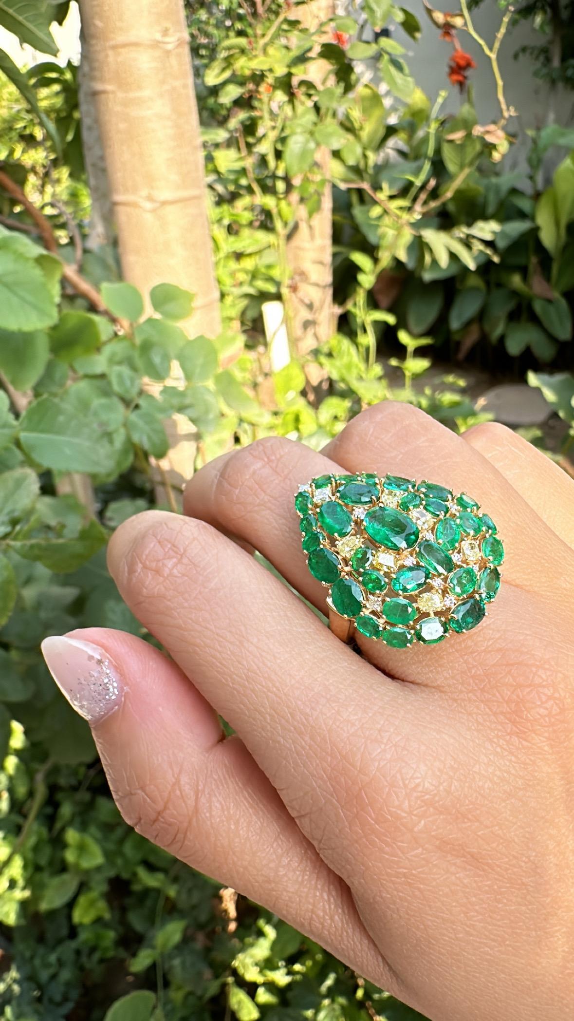 Cocktailring aus 18 Karat Gold, 6,11 Karat, sambischem Smaragd und gelben Diamanten im Angebot 2