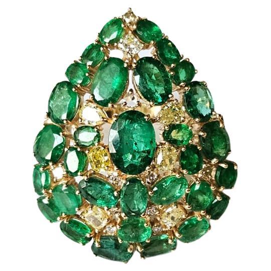 Set in 18K Gold, 6.11 carats, Zambian Emerald & Yellow Diamonds Cocktail Ring