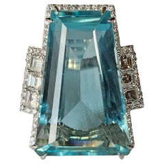 Engastado en Oro de 18 K, 61,20 quilates Anillo de Cóctel Trapecio Aguamarina y Diamante Princesa