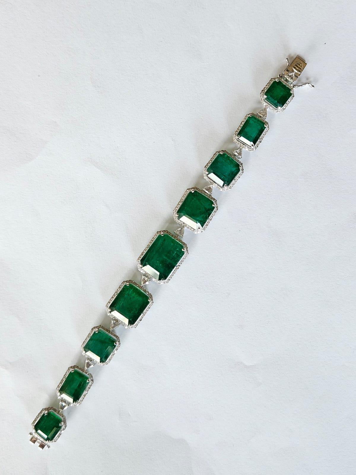 Set in 18K Gold, 62.55 carats,  Zambian Emeralds & Diamonds Modern Bracelet For Sale 6