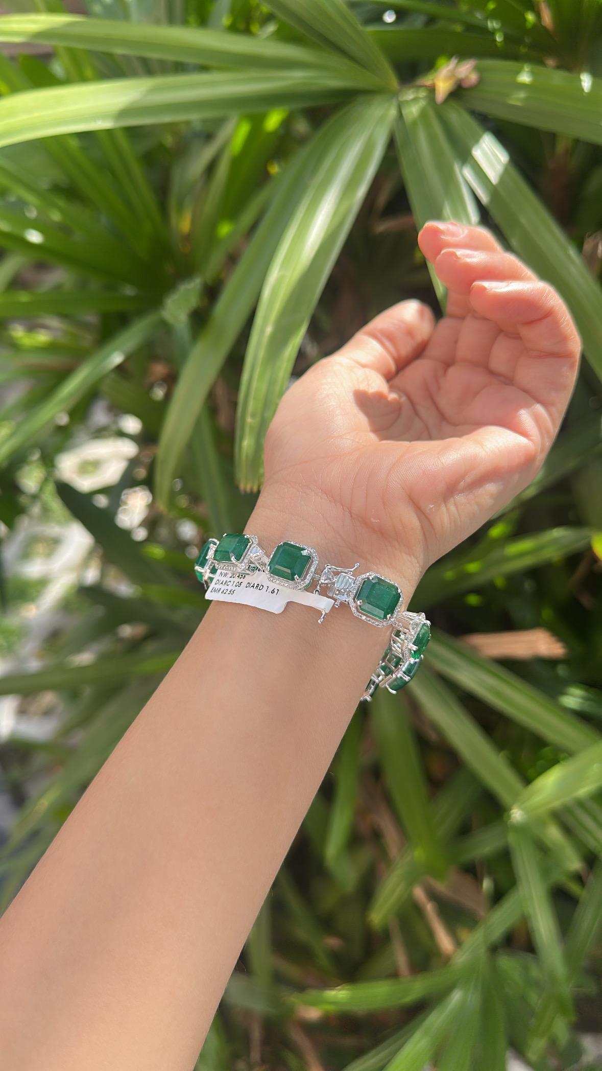 Set in 18K Gold, 62.55 carats,  Zambian Emeralds & Diamonds Modern Bracelet In New Condition For Sale In Hong Kong, HK