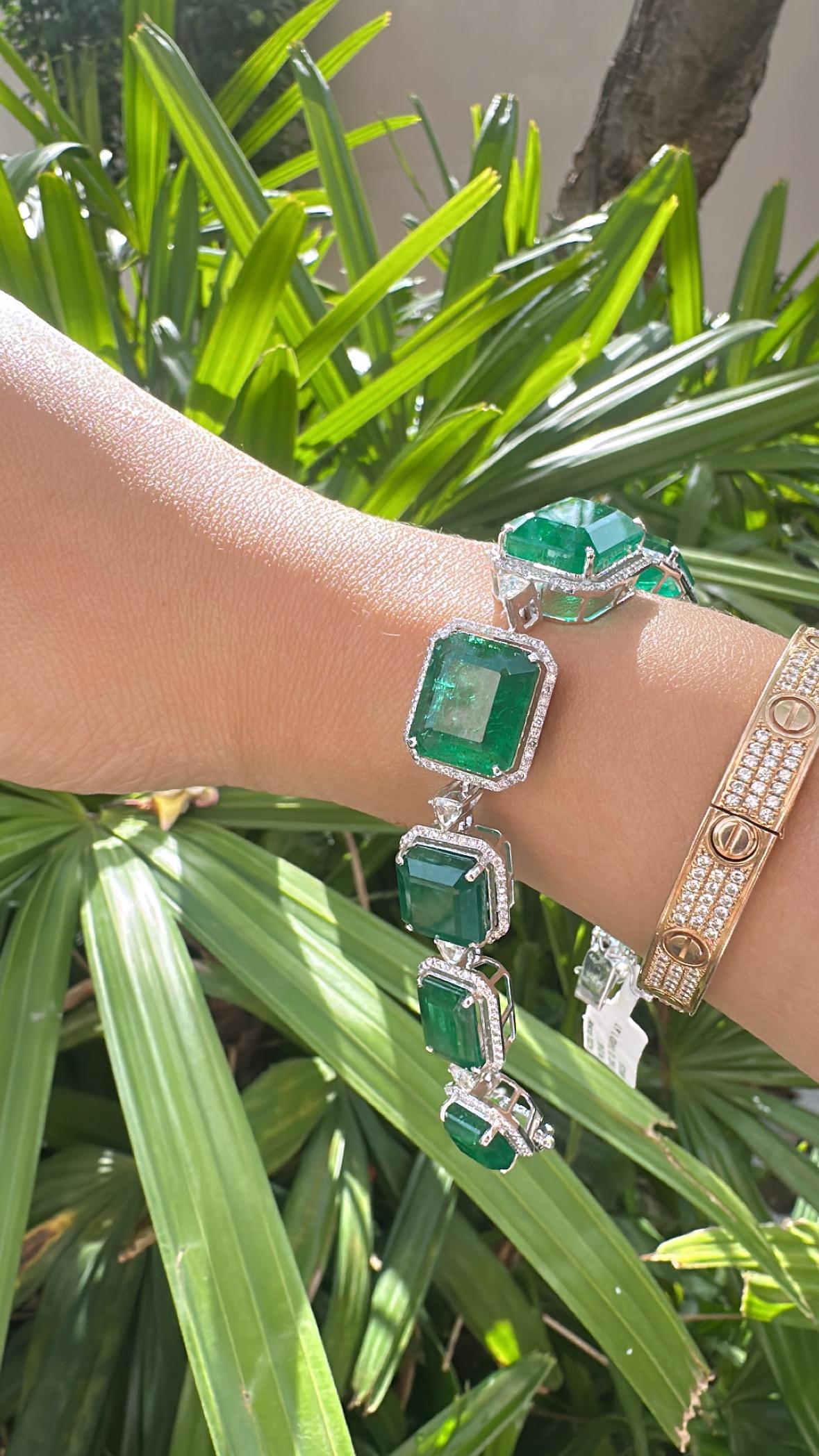 Women's or Men's Set in 18K Gold, 62.55 carats,  Zambian Emeralds & Diamonds Modern Bracelet For Sale