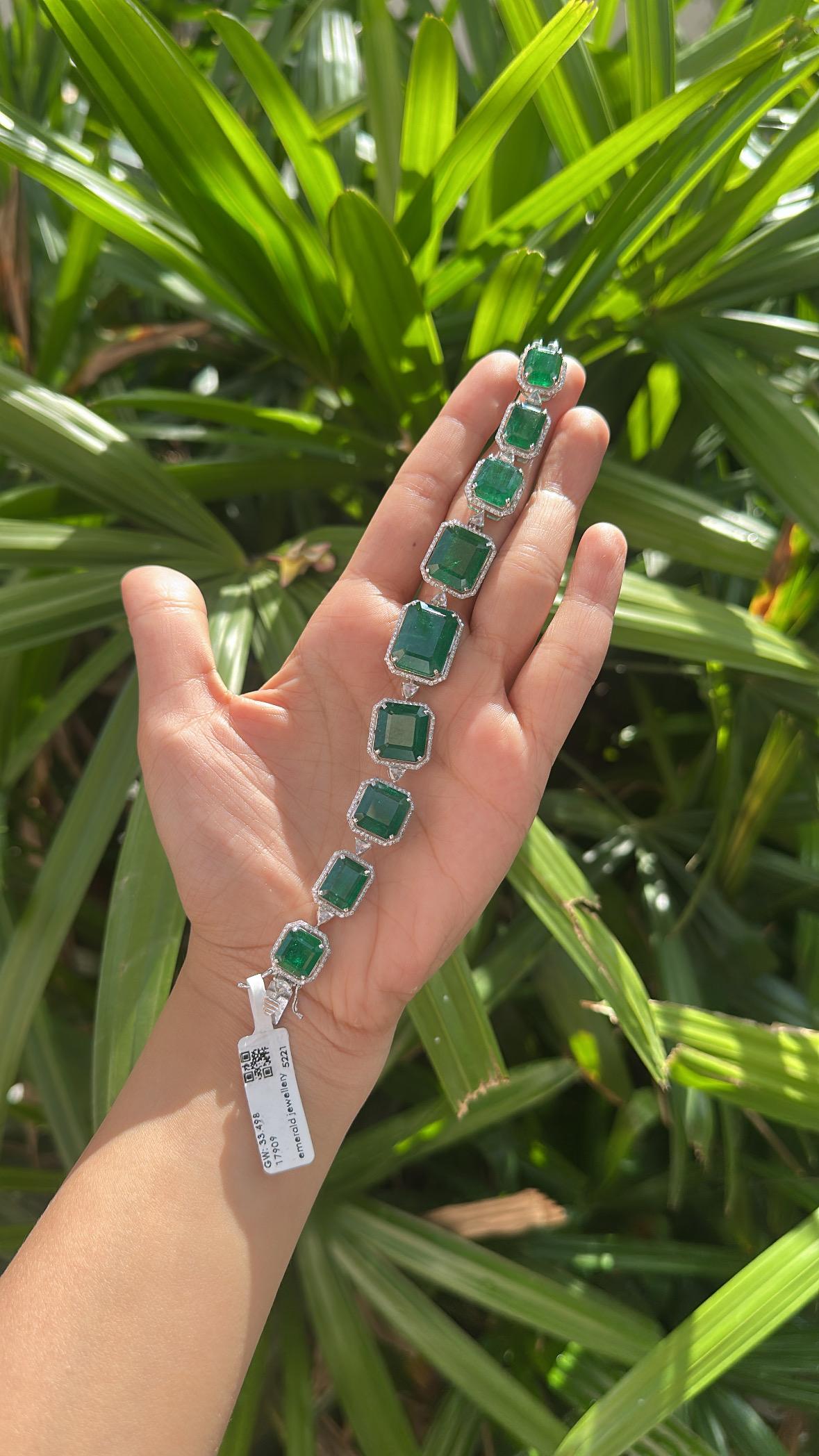 Set in 18K Gold, 62.55 carats,  Zambian Emeralds & Diamonds Modern Bracelet For Sale 1