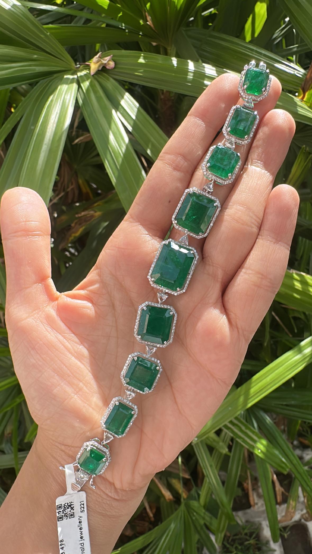 Set in 18K Gold, 62.55 carats,  Zambian Emeralds & Diamonds Modern Bracelet For Sale 2