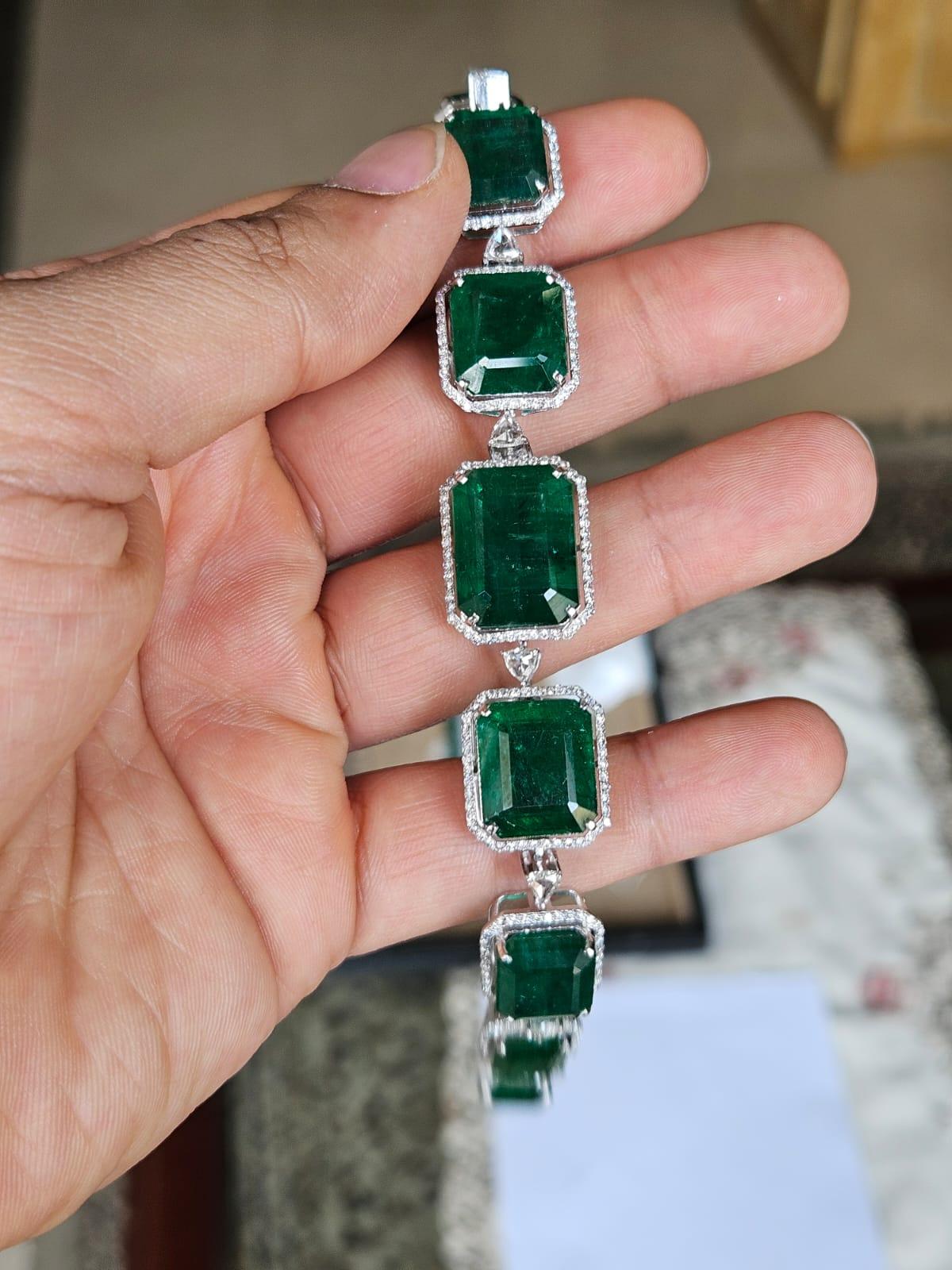 Set in 18K Gold, 62.55 carats,  Zambian Emeralds & Diamonds Modern Bracelet For Sale 3