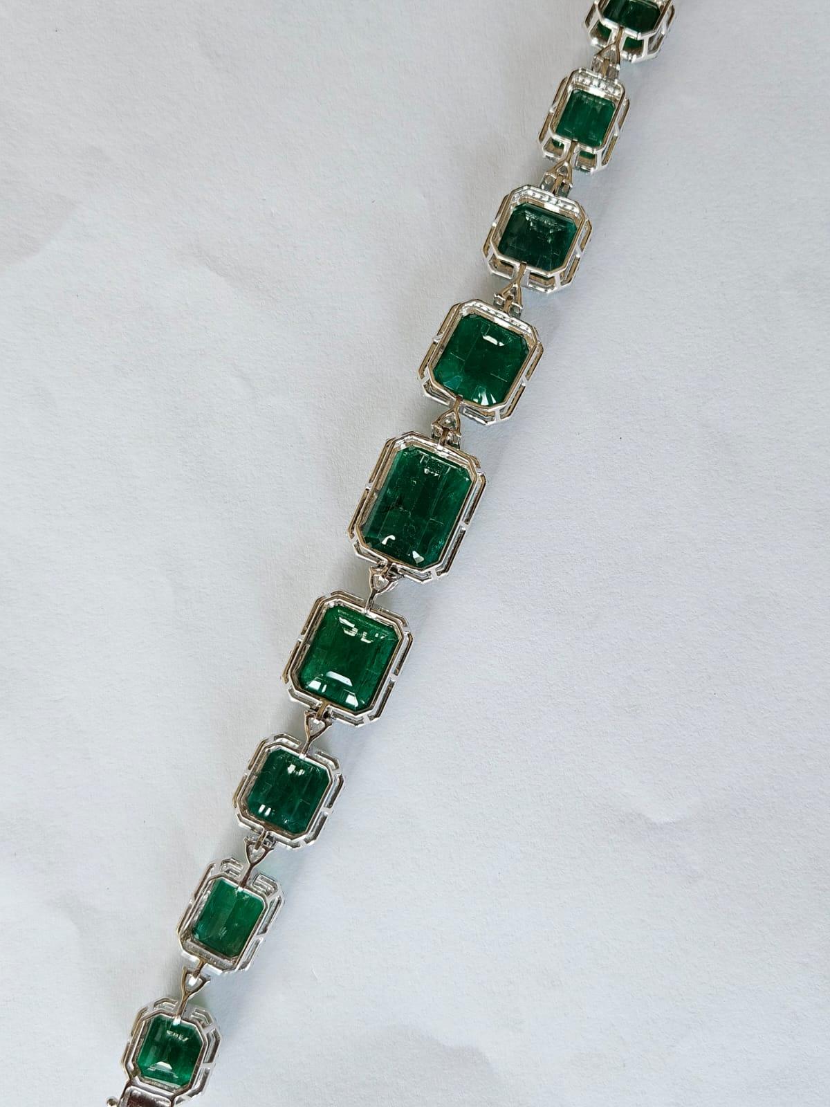 Set in 18K Gold, 62.55 carats,  Zambian Emeralds & Diamonds Modern Bracelet For Sale 4