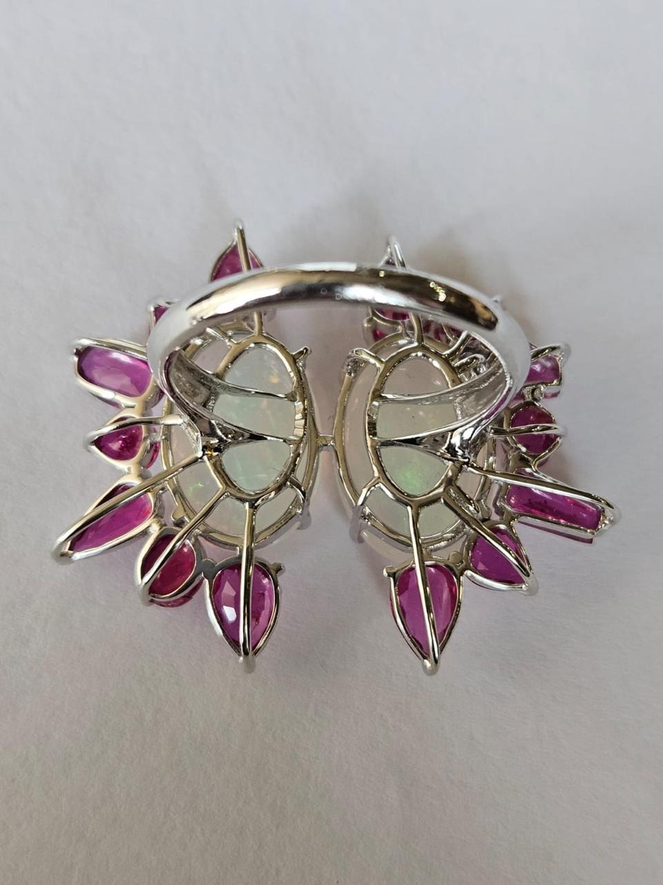 Anillo de Cóctel de Ópalo Etíope y Rubí de Mozambique, engastado en oro de 18 quilates, 6,30 quilates Moderno en venta