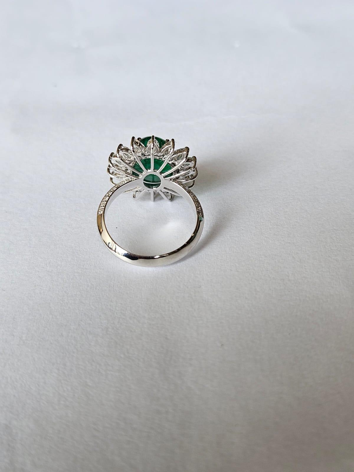 Moderno Anello da cocktail in oro 18 carati, smeraldo dello Zambia cabochon e diamanti da 6,35 carati in vendita